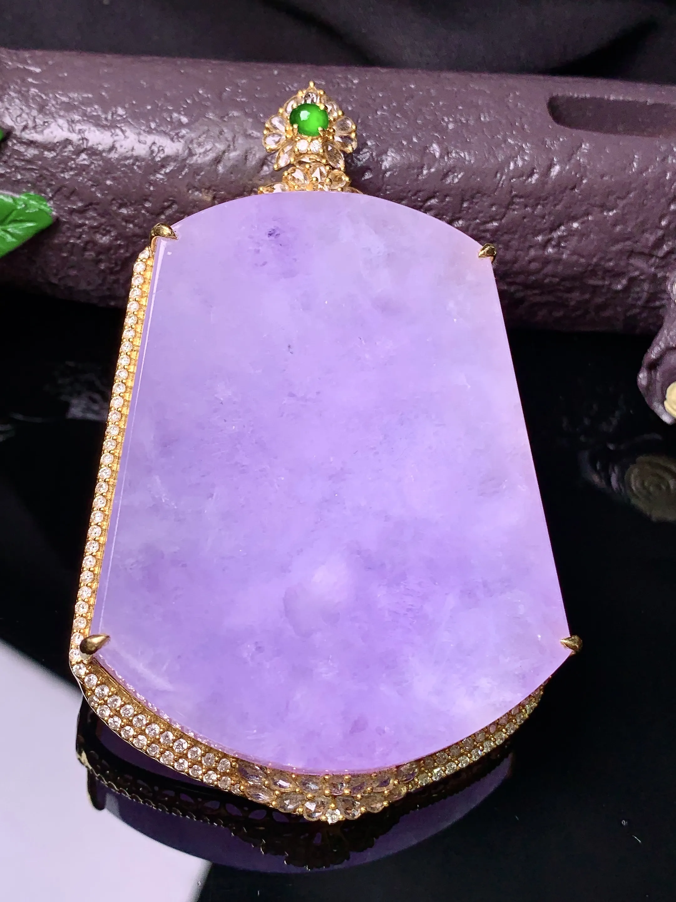 18k金钻镶嵌紫罗兰无事牌吊坠 玉质细腻 水润亮眼 色泽艳丽 整体尺寸69*43.5*11.2