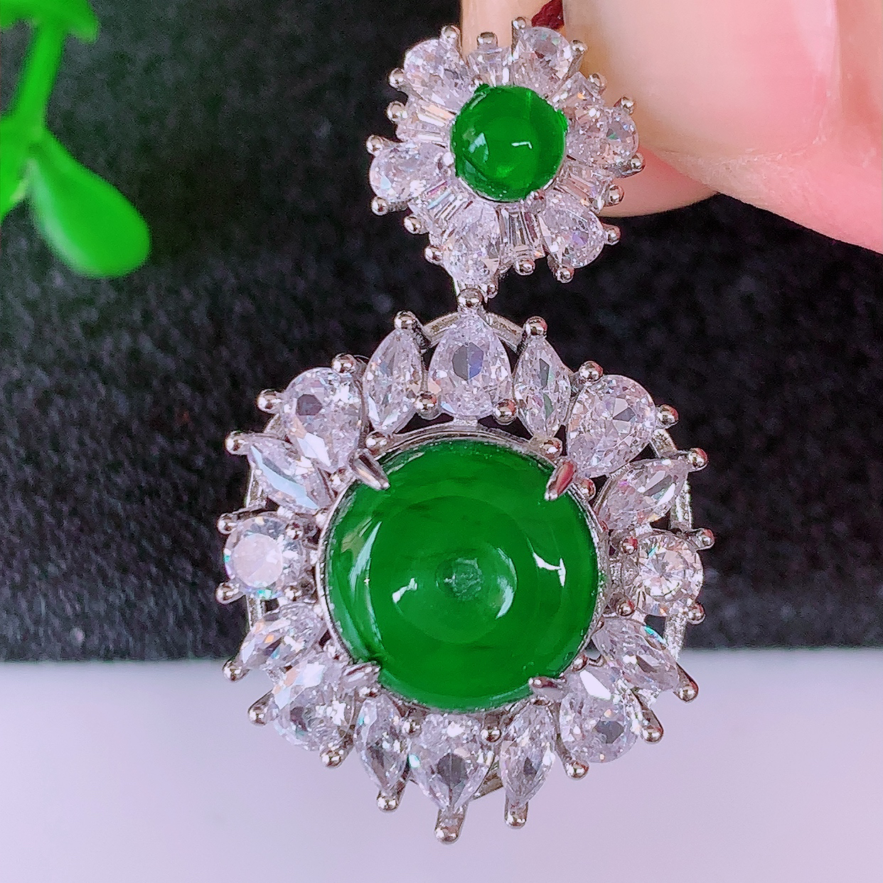 冰透满绿翡翠925银镶嵌平安扣吊坠，自然光实拍，翠色灵动，颜色漂亮，种老水足，品相佳，佩戴佳品！#98.13整体29.5*17.5*8.5裸石9.5-9.5