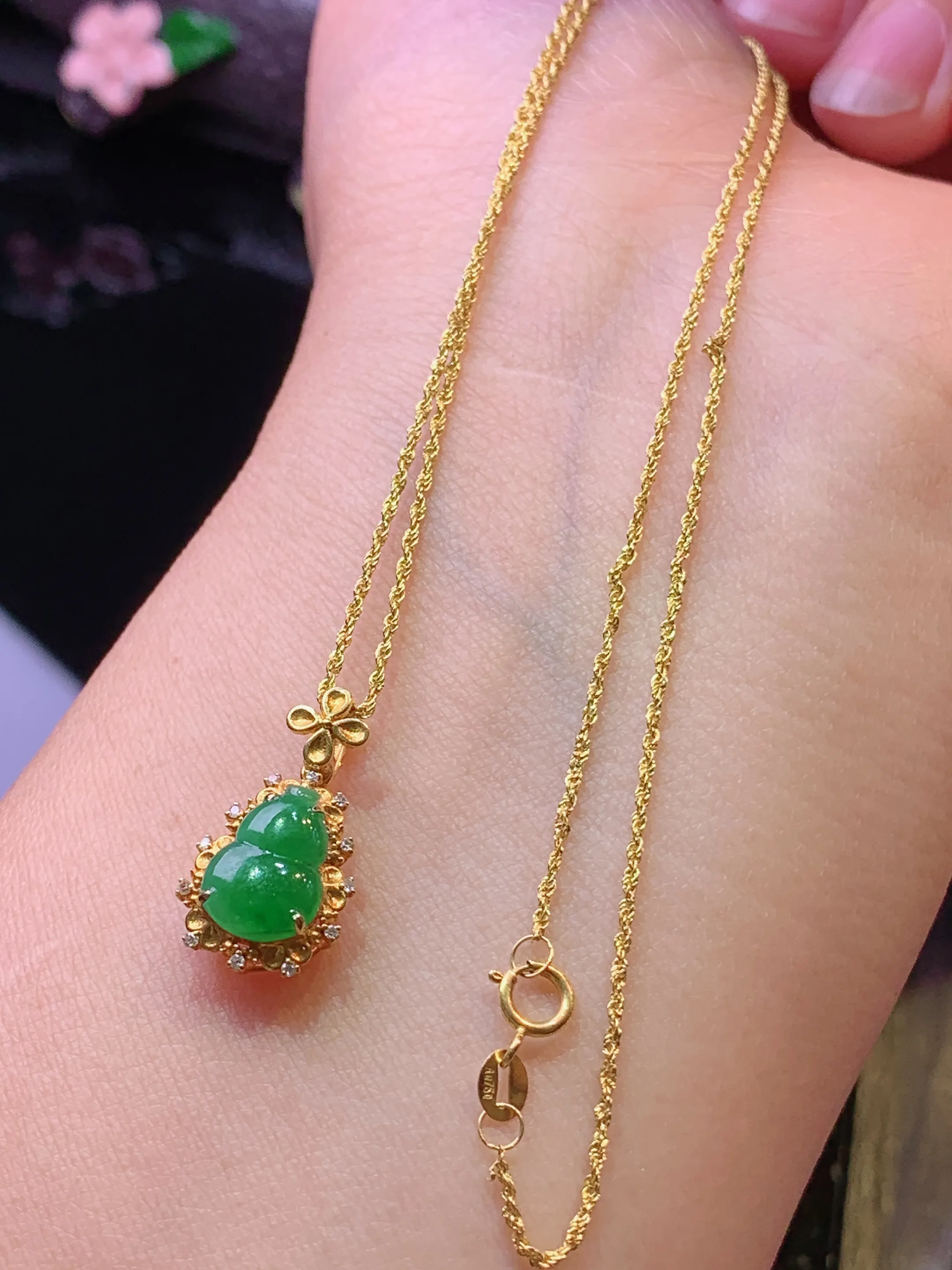 18k金钻镶嵌翠绿葫芦项链吊坠 玉质细腻 水润亮眼 色泽艳丽 整体尺寸18.5*9.8*5.8