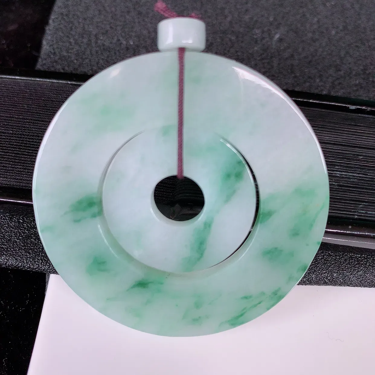 自然光实拍，冰润飘花翡翠平安母子扣吊坠，种老水足，雕工精湛 ，寓意美好，佩戴时尚出众！#85.13