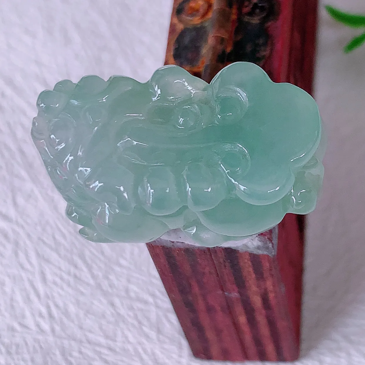 自然光实拍，冰胶翡翠招财貔貅吊坠，民间有“一摸貔貅运程旺盛，再摸貔貅财运滚滚，三摸貔貅平步青云 ”的美好祝愿。#60.13