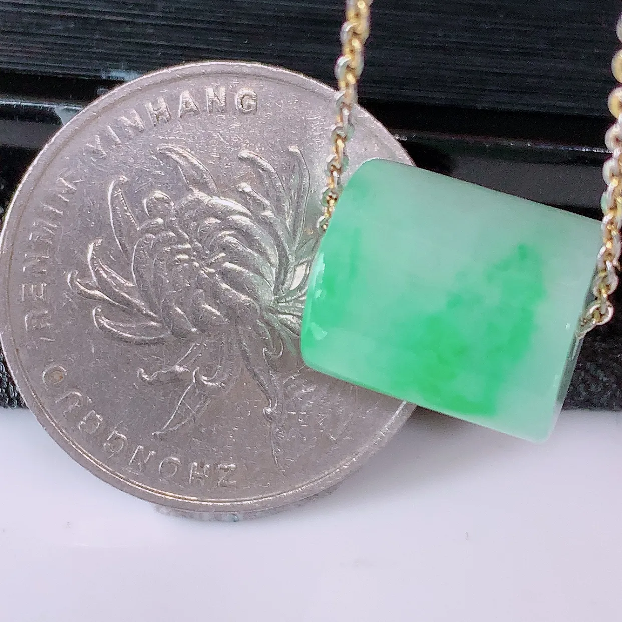 自然光实拍，冰飘绿翡翠路路通吊坠，寓意时来运转、财源滚滚，款式新颖时尚，日常百搭的款！配图银链#05.13