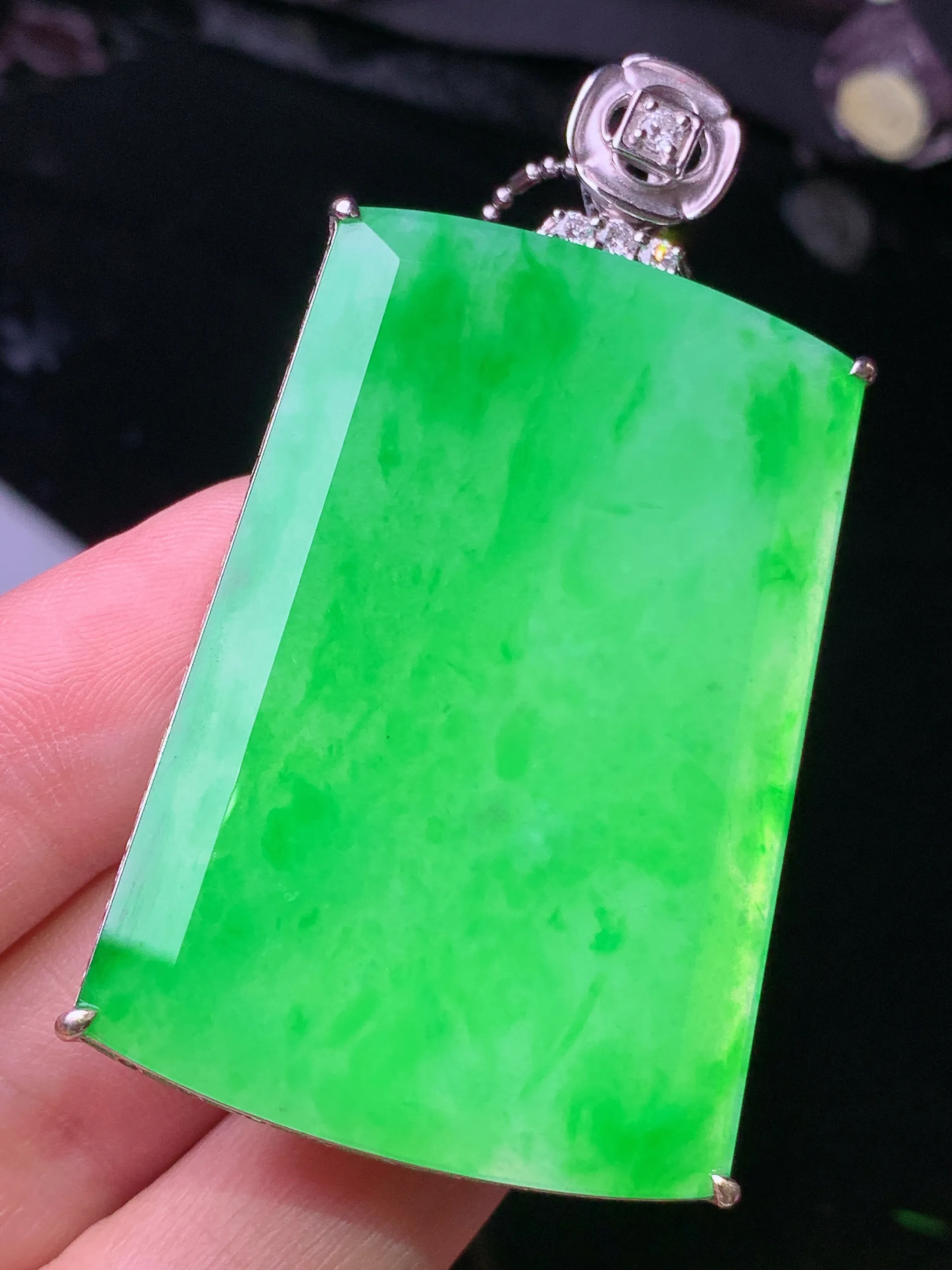 18k金钻镶嵌翠绿无事牌吊坠 玉质细腻 水润亮眼 色泽艳丽 整体尺寸59.5*32.3*7.5