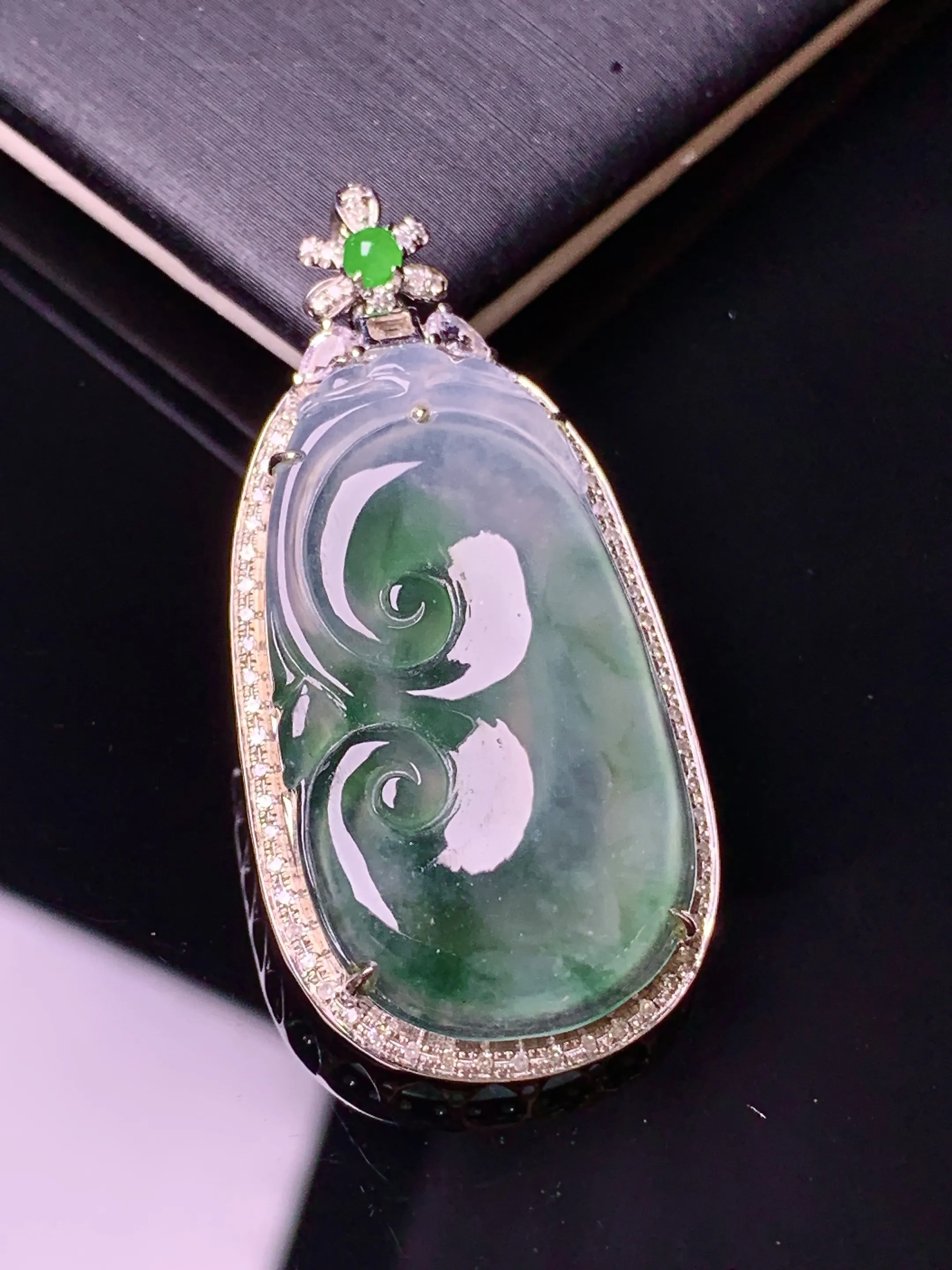 18k金钻镶嵌冰种如意吊坠 玉质细腻 水润亮眼 色泽艳丽 整体尺寸40*19.3*6.5