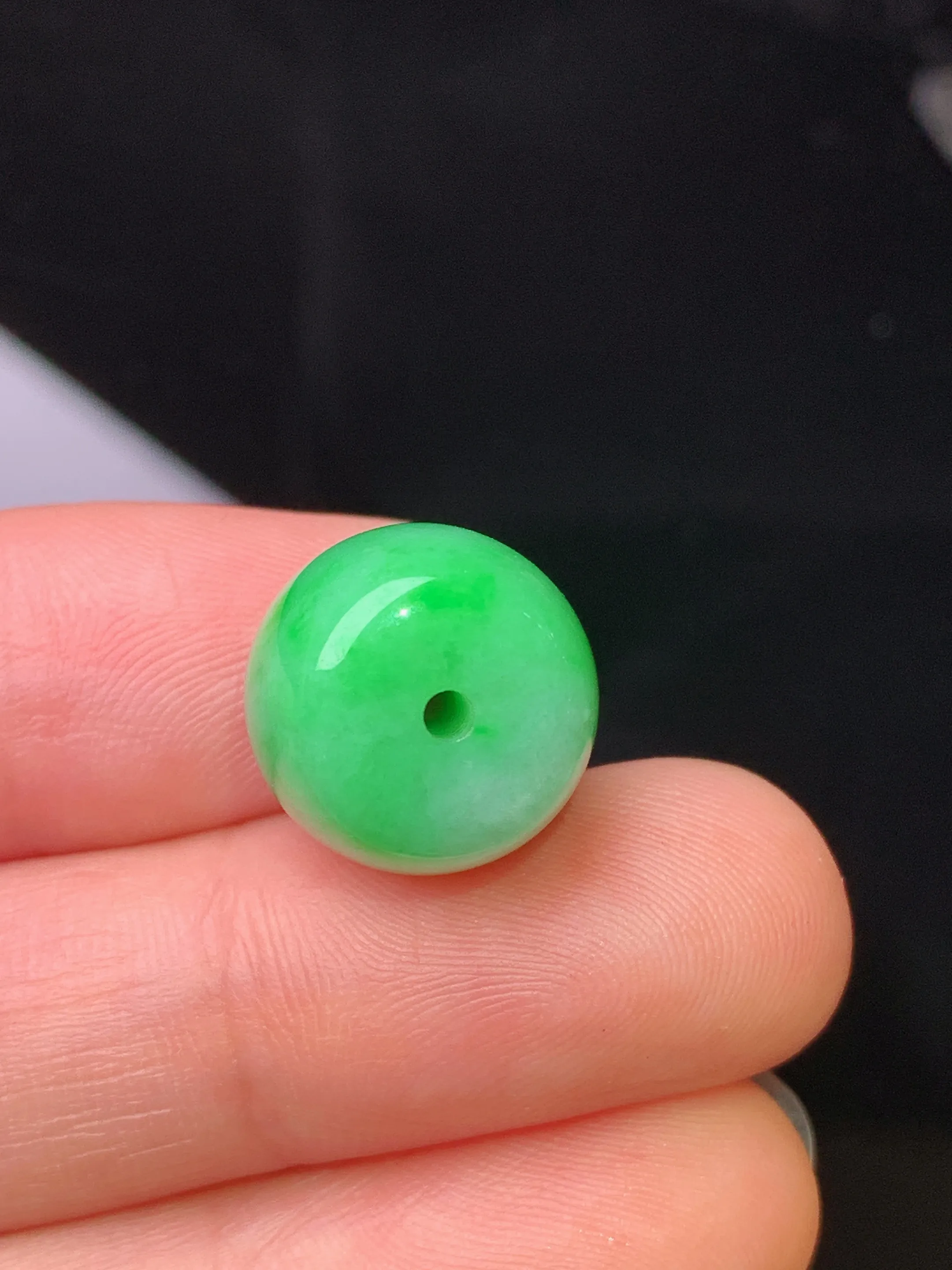 翠绿路路通吊坠 玉质细腻 水润亮眼 色泽艳丽 整体尺寸13.2*13.2*12.3