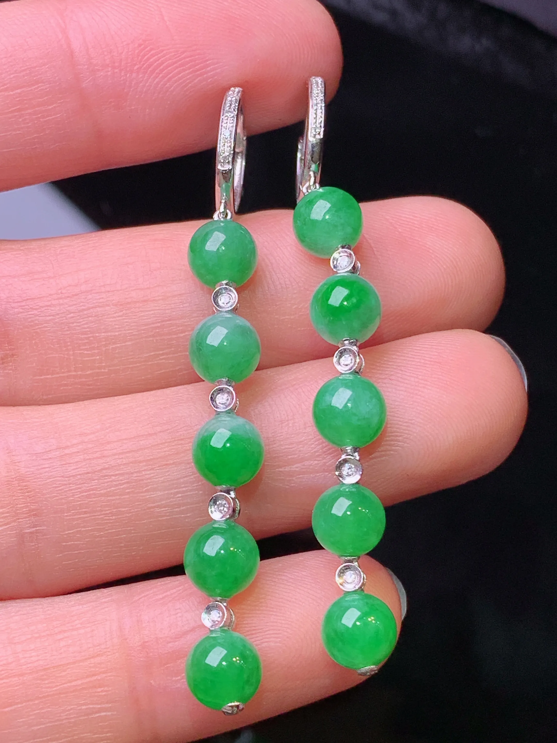 18k金镶嵌翠绿圆珠耳坠 玉质细腻 水润亮眼 色泽艳丽 整体尺寸52*5.6