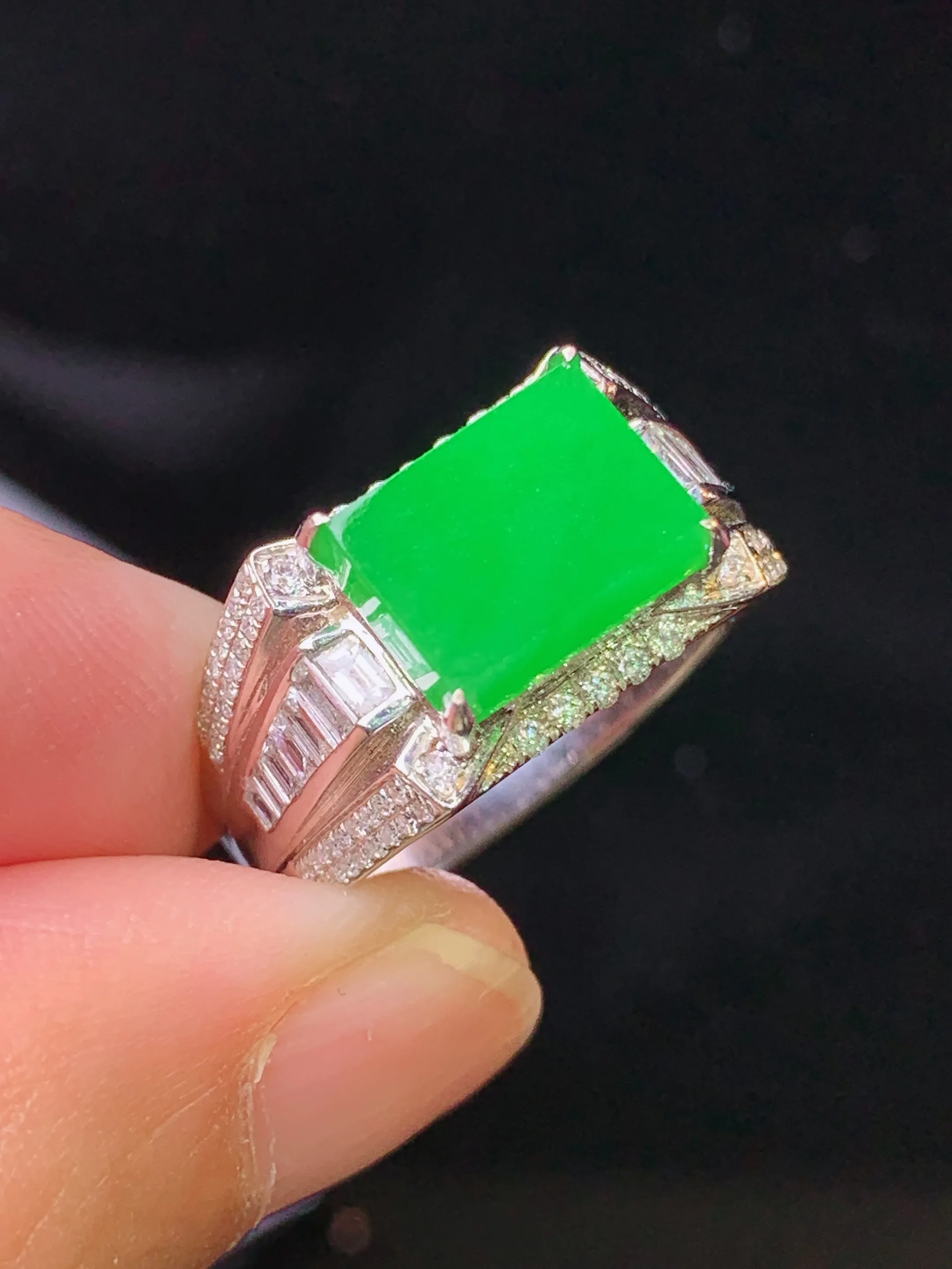 18k金钻镶嵌满绿马鞍戒指 玉质细腻 水润亮眼 色泽艳丽 圈口17.5 裸石尺寸7.5*9.8*3.