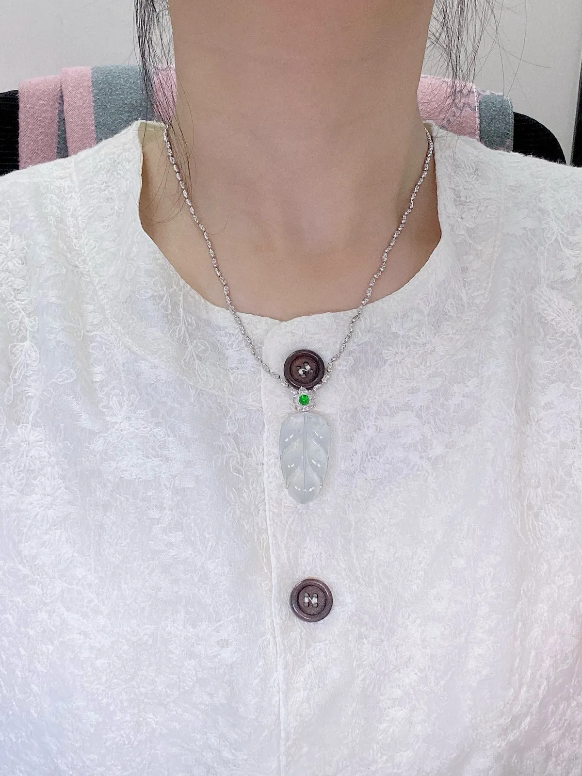 【冰种叶子】金枝玉叶，质地细腻，冰润透亮，光泽出众，18k金钻镶嵌，裸石尺寸32.5*18.3*3.6毫米