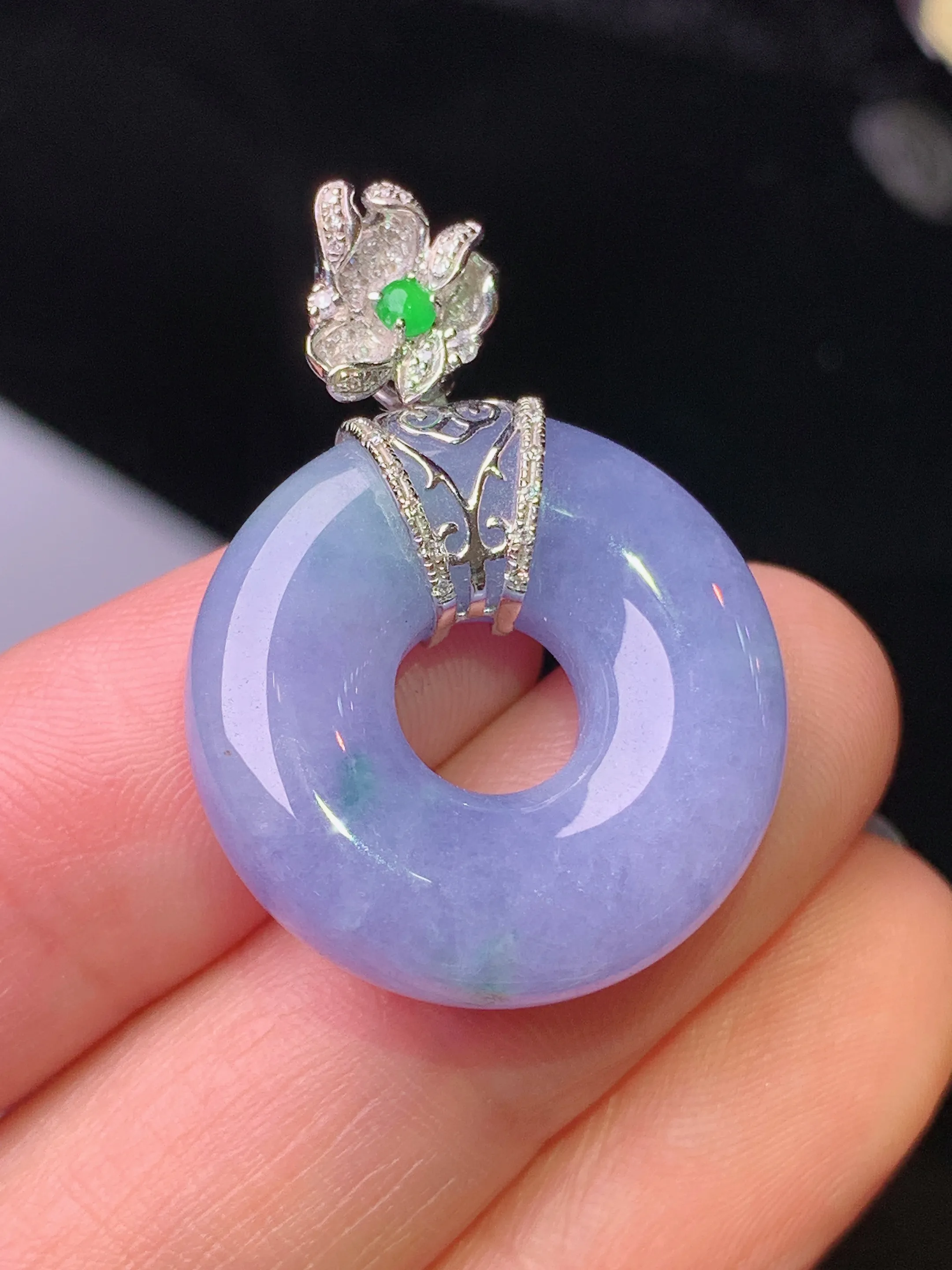 18k金钻镶嵌紫罗兰平安环吊坠 玉质细腻 水润亮眼 色泽艳丽 整体尺寸31.5*25.5*6.8