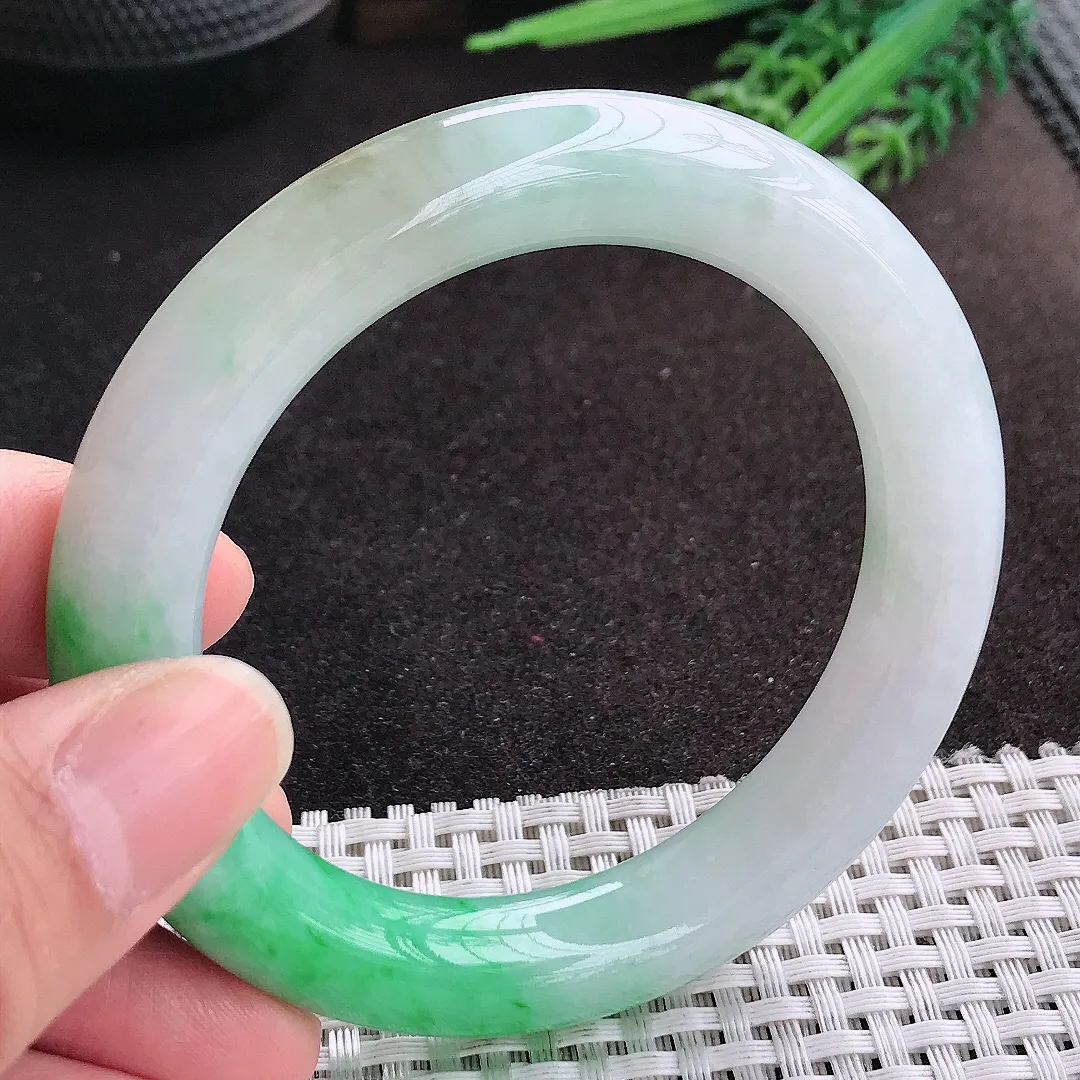 天然A货翡翠56.5/11.4/11.1老坑精美温润飘阳绿圆条手镯玉镯