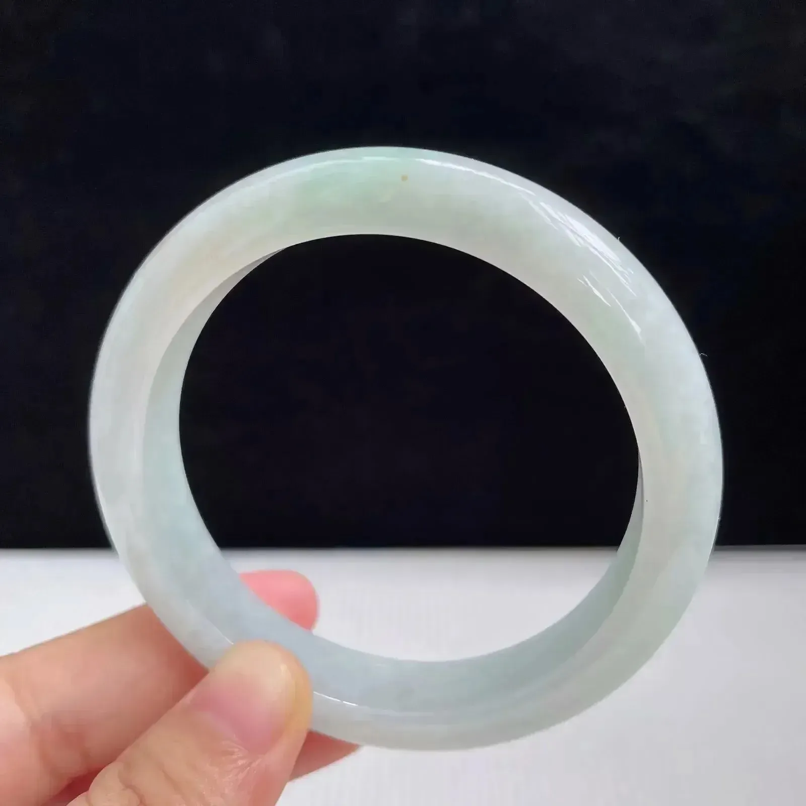 自然光拍摄天然翡翠A货淡绿好种水56.7mm正圈手镯53.62 克