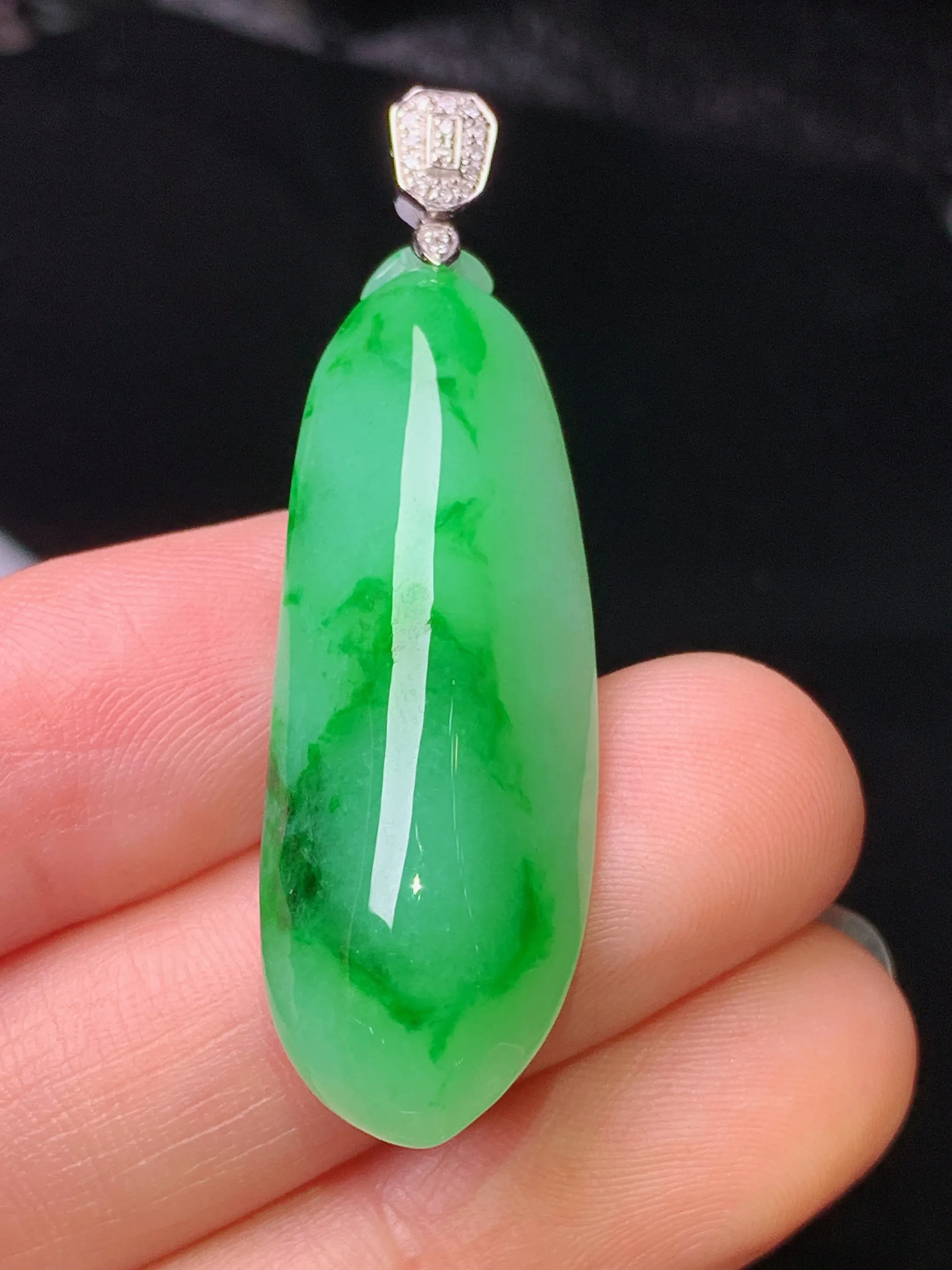 18k金钻镶嵌翠绿福瓜吊坠 玉质细腻 水润亮眼 色泽艳丽 整体尺寸44.3*13*9.2
