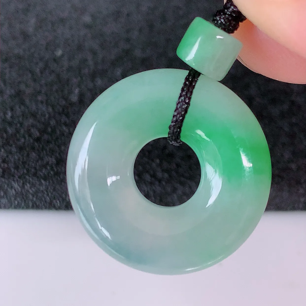 自然光实拍，冰飘绿翡翠平安扣吊坠，种老水足，雕工精湛 ，寓意美好，佩戴时尚出众！#41.13