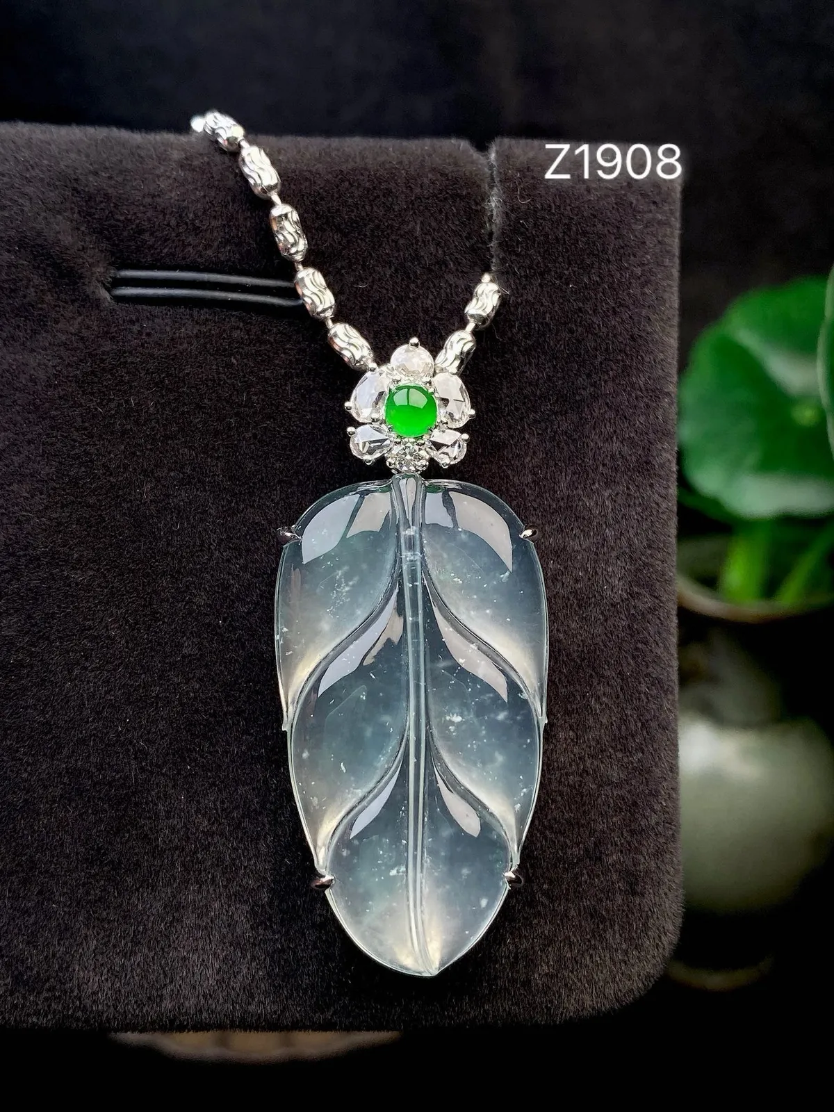 【冰种叶子】金枝玉叶，质地细腻，冰润透亮，光泽出众，18k金钻镶嵌，裸石尺寸32.5*18.3*3.