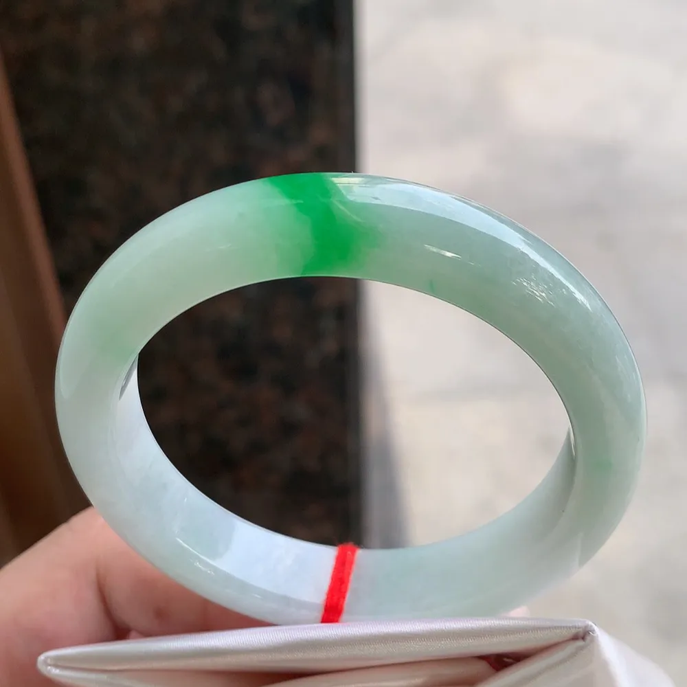 正圈冰糯阳绿 无瑕 尺寸:55.2/12.1/8.5 色好