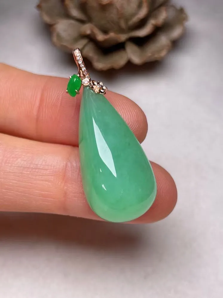 冰糯种晴绿滴水吊坠、真金真钻镶嵌，种水好，玉质细腻 .裸石尺寸 28.3*14.0
