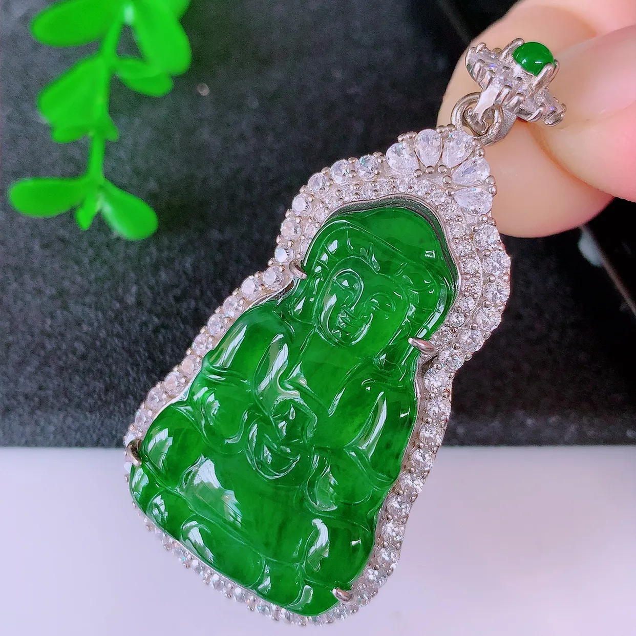 冰透满绿翡翠925银镶嵌观音菩萨吊坠，自然光实拍，翠色灵动，颜色漂亮，种老水足，品相佳，佩戴佳品！#98.13整体51.5*25.5*8.8裸石33.5*20.5