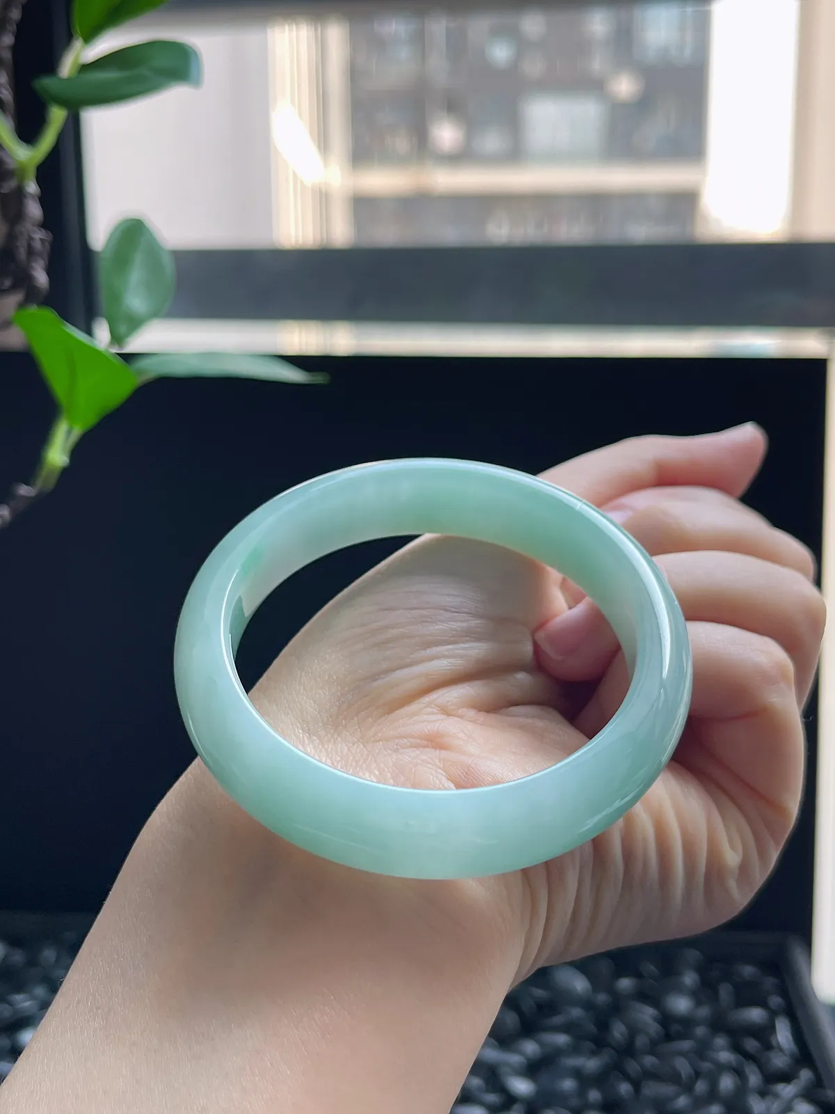 正圈54.5圈口，翡翠冰糯种飘绿手镯