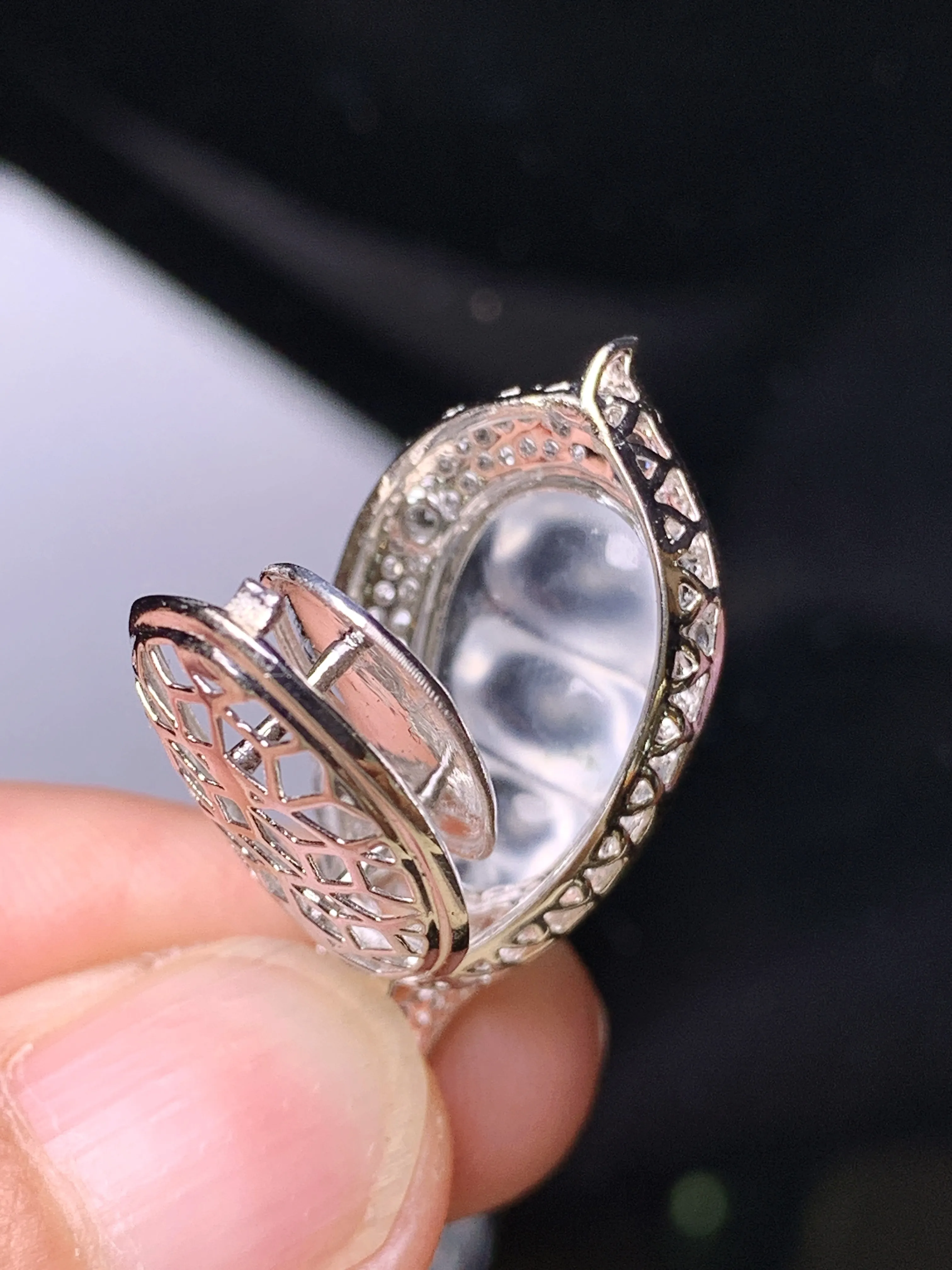 18k金钻镶嵌冰种四季豆吊坠 玉质细腻 水润亮眼 色泽艳丽 整体尺寸27.5*14.5*10.5