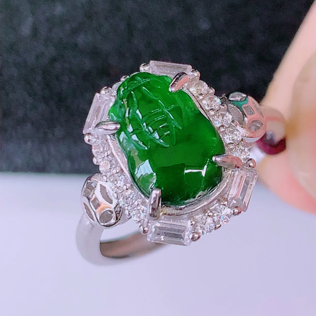 冰透满绿翡翠925银镶嵌貔貅戒指，自然光实拍，翠色灵动，颜色漂亮，种老水足，品相佳，佩戴佳品！#98