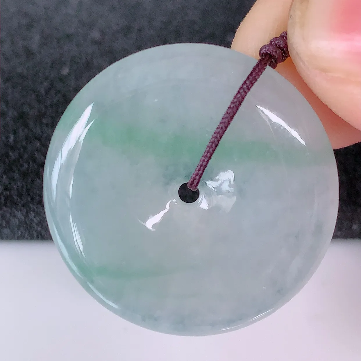 自然光实拍，冰种飘花翡翠平安扣吊坠，冰透，灵动飘逸，寓意平平安安，平安扣佩戴端庄漂亮！#41.13