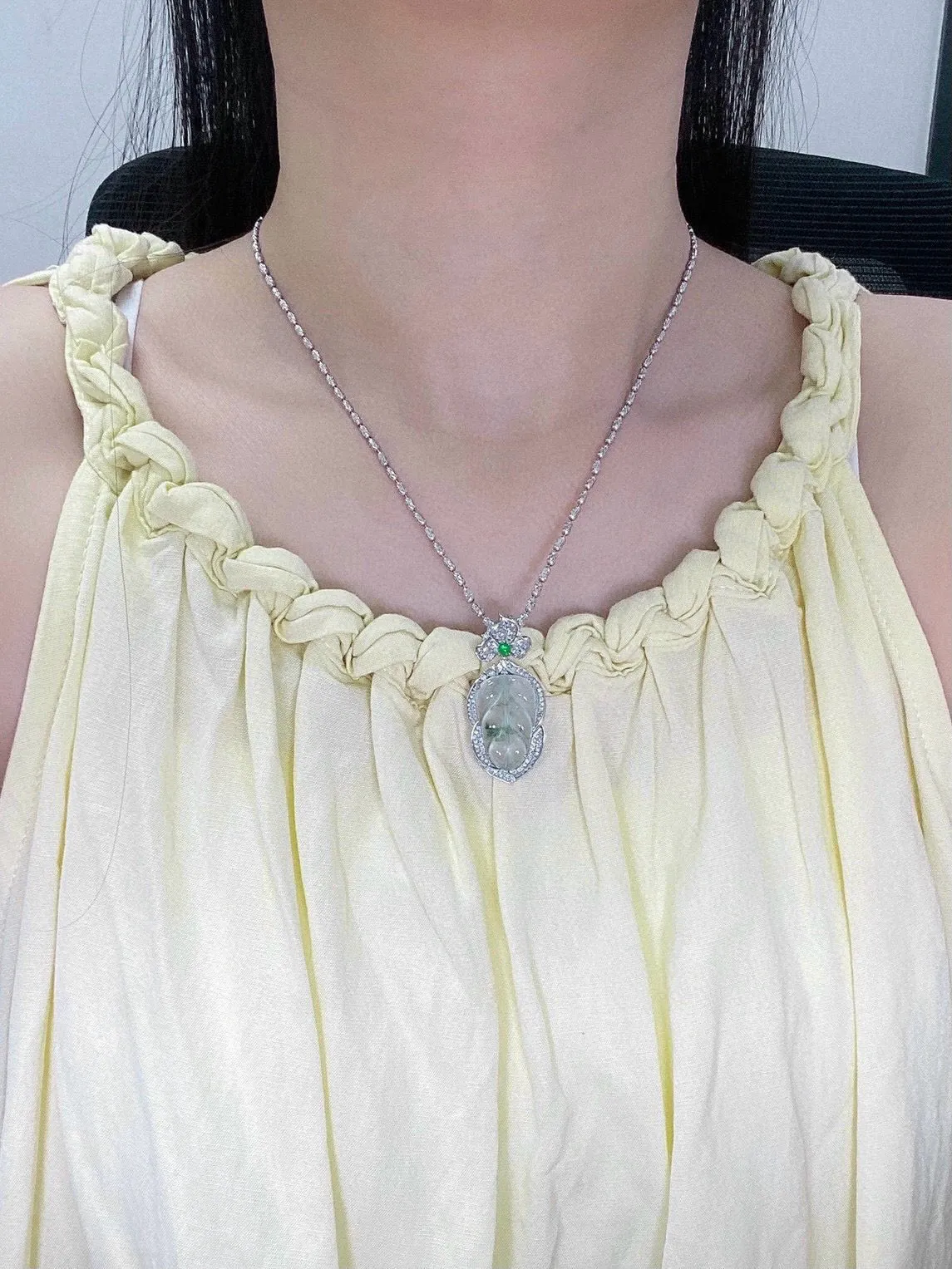 【冰种叶子】金枝玉叶，质地细腻，冰润透亮，光泽出众，18k金钻镶嵌，裸石尺寸21.3*13.4*4.5毫米