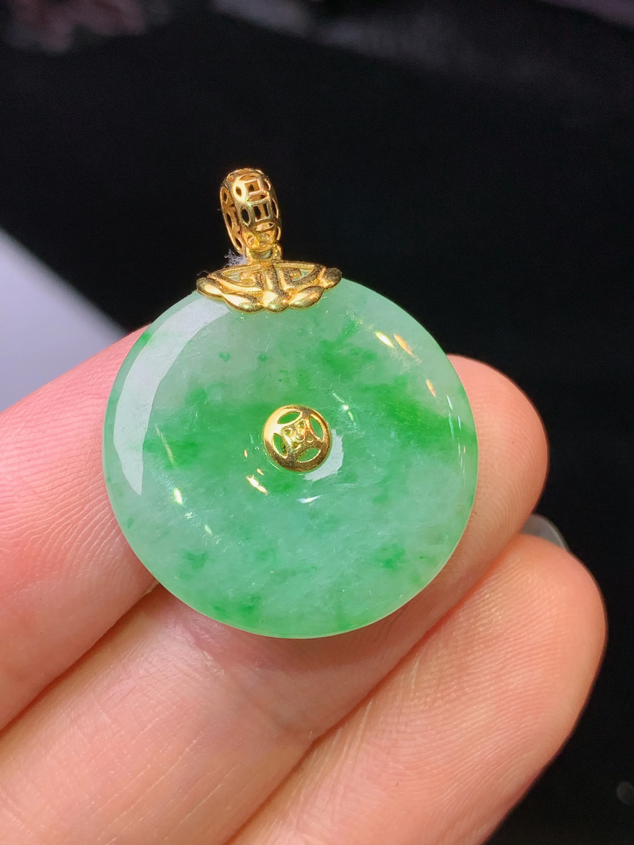 18k金镶嵌飘绿平安扣吊坠 玉质细腻 水润亮眼 色泽艳丽 整体尺寸26.8*21*4