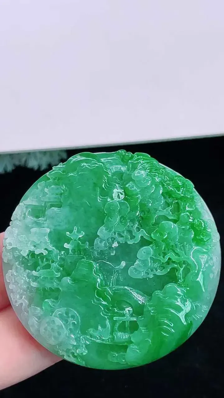 【翡翠名称】老坑种冰阳绿山水牌厚装挂件
【翡翠尺寸】直径厚度49.7/11.3mm
【翡翠描述】宝贝