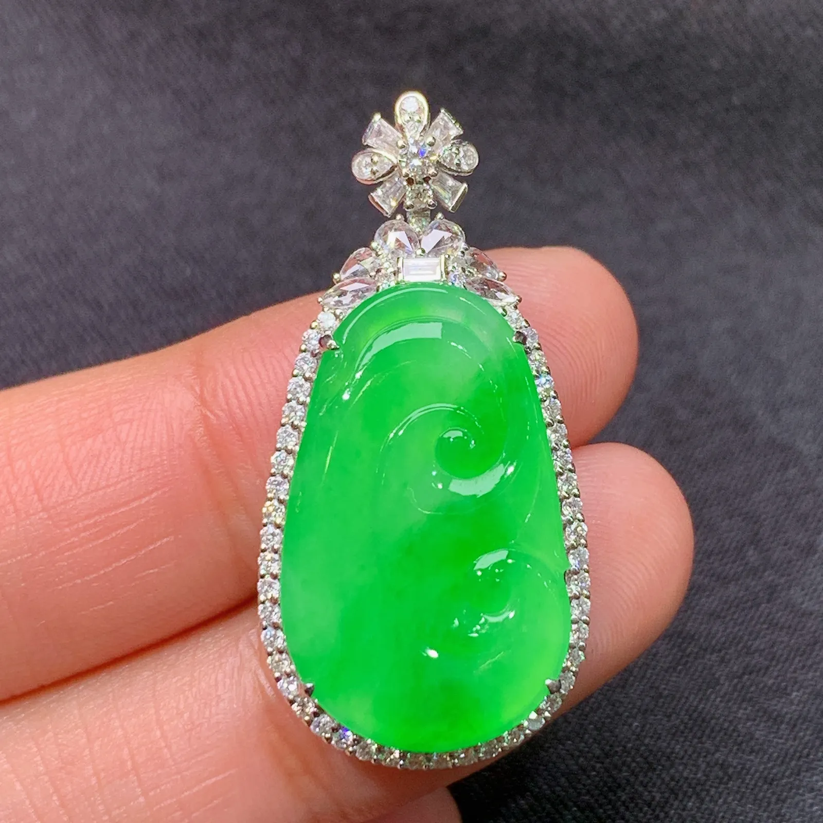 冰阳绿如意吊坠，18k金镶嵌，色泽鲜阳，冰润细腻，种水足，Di 尺寸33.9*16.6*5.6