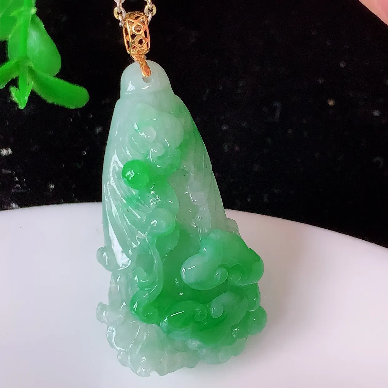18K金镶嵌冰飘绿翡翠招百财白菜吊坠，百财聚来，财源滚滚，色泽鲜艳，精工水润的白菜，性价比高！#1.13整体