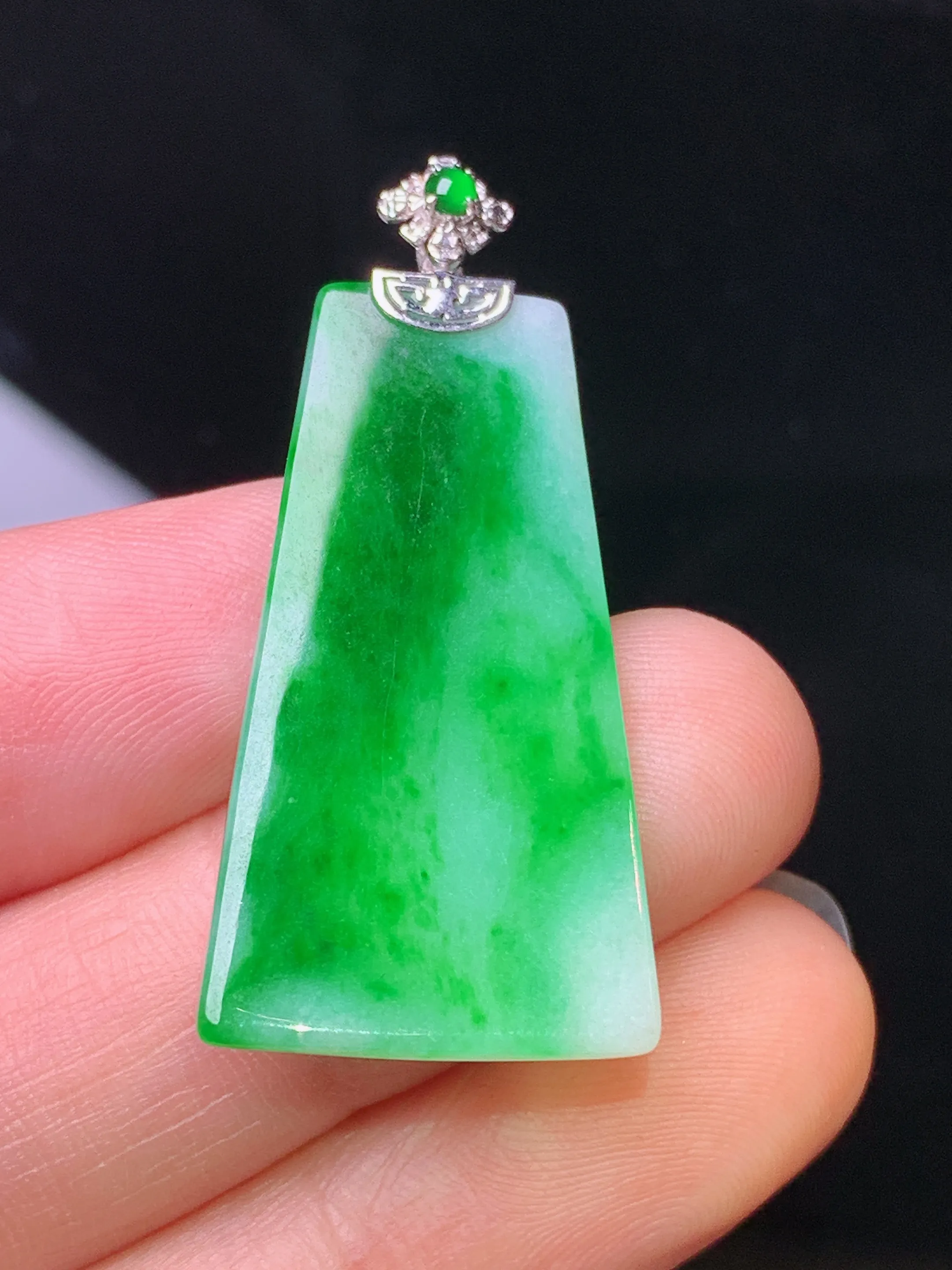 18k金钻镶嵌翠绿无事牌吊坠 玉质细腻 水润亮眼 色泽艳丽 整体尺寸32.5*17*2.6