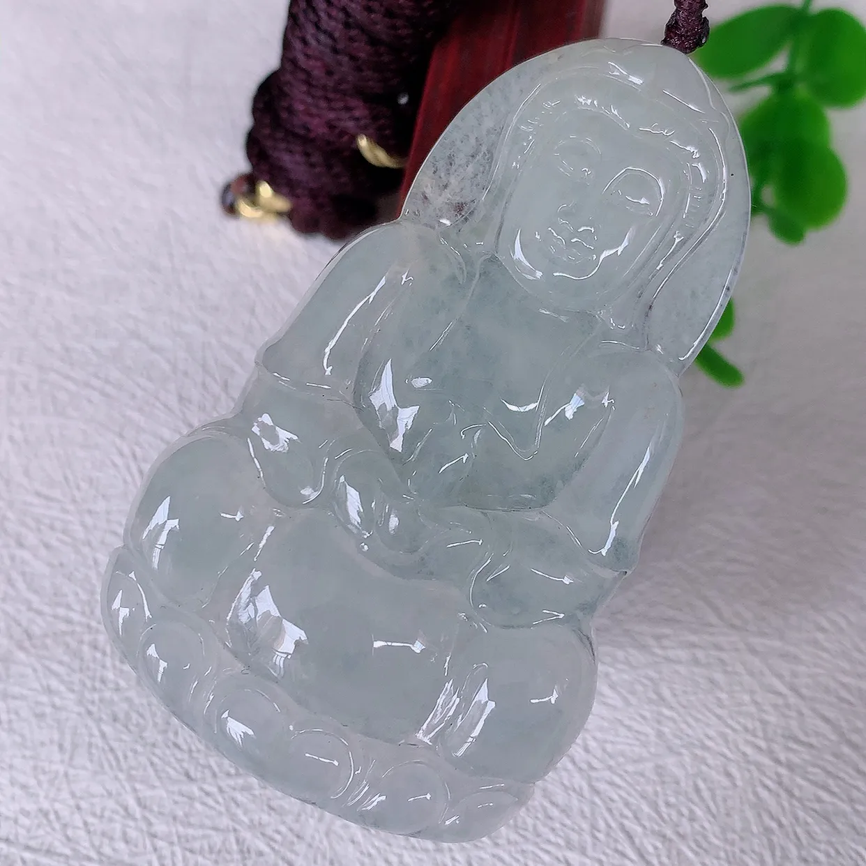 自然光实拍，大件厚装冰种翡翠观音菩萨吊坠，净瓶观音，冰透亮泽，美观亮丽，观音面相端庄#46.13