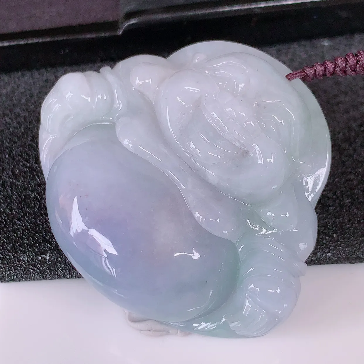 自然光实拍，大件厚装冰润紫罗兰翡翠佛公吊坠，开心笑佛，种老水足，颜色漂亮，立体饱满圆润，佩戴效果赞#41.13