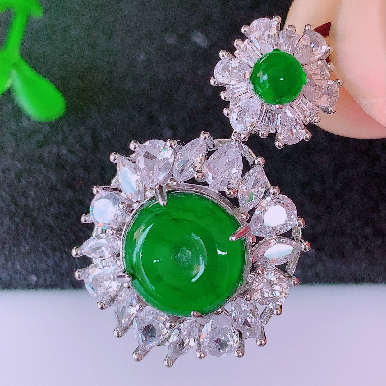 冰透满绿翡翠925银镶嵌平安扣吊坠，自然光实拍，翠色灵动，颜色漂亮，种老水足，品相佳，佩戴佳品！#98.13整体29.5*17.5*8.5裸石9.5-9.5