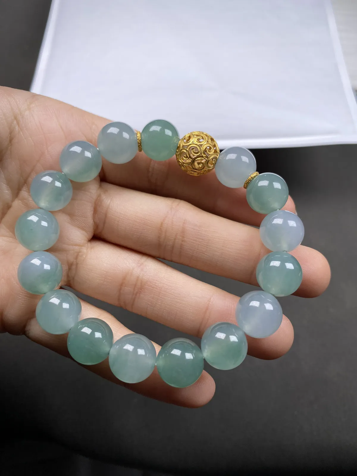 少有的缅甸湖水绿起胶手链，共16颗珠径11.6mm，底子纯净种很老，质地细腻胶感十足，颜色美得很，上手效果好