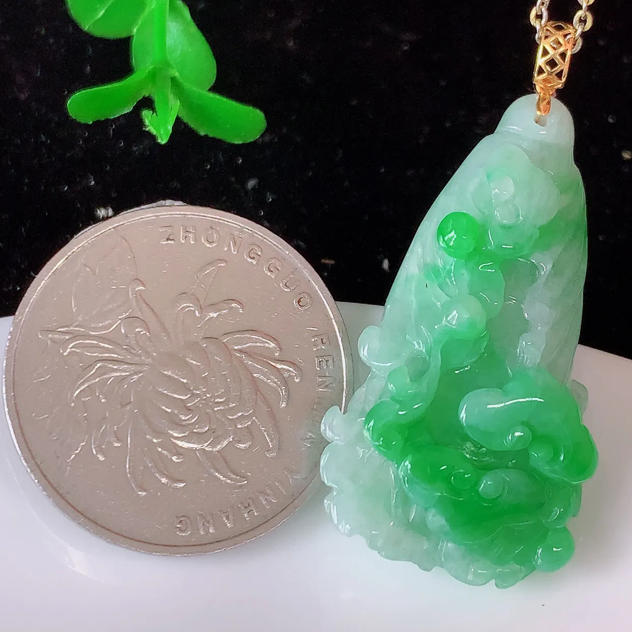 18K金镶嵌冰飘绿翡翠招百财白菜吊坠，百财聚来，财源滚滚，色泽鲜艳，精工水润的白菜，性价比高！#1.13整体
