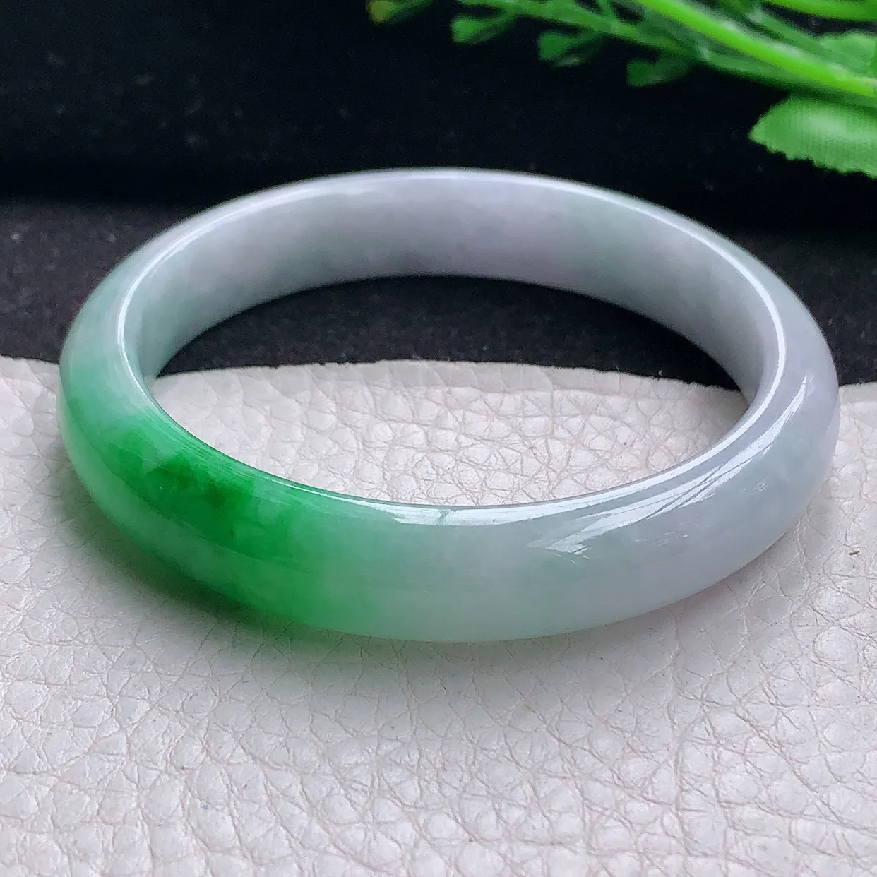 n自然光53.8*11*6.8平安镯 翡翠a货玉手镯辣绿宽边珠宝玉手环