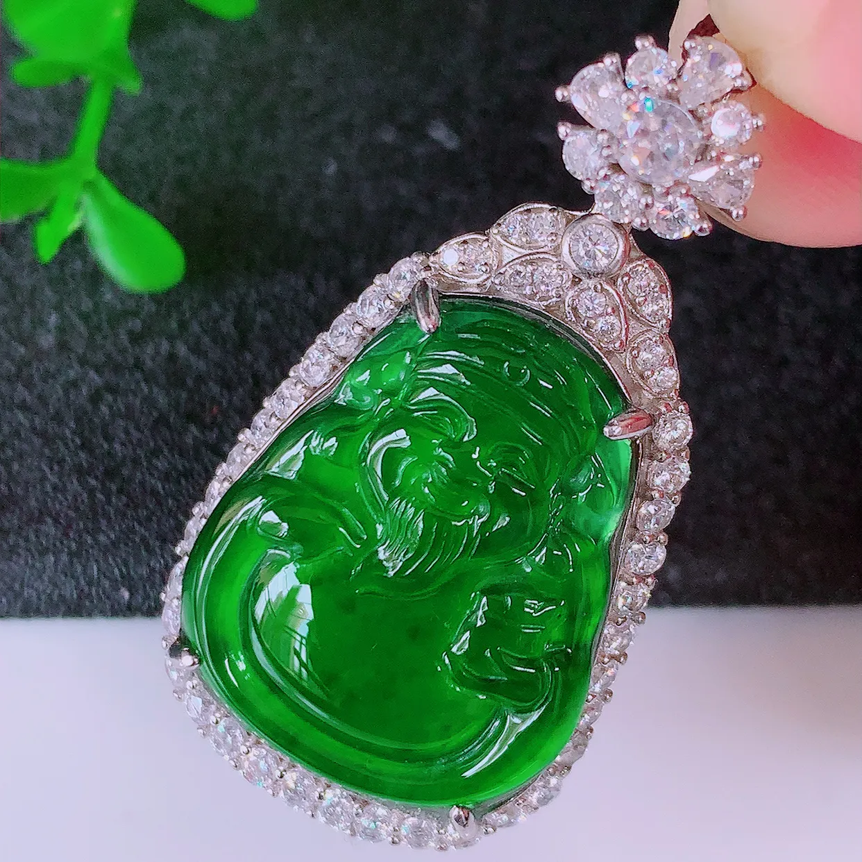 冰透满绿翡翠925银镶嵌财神爷吊坠，自然光实拍，翠色灵动，颜色漂亮，种老水足，品相佳，佩戴佳品！#98.13整体39.5*21*9裸石23*18.5