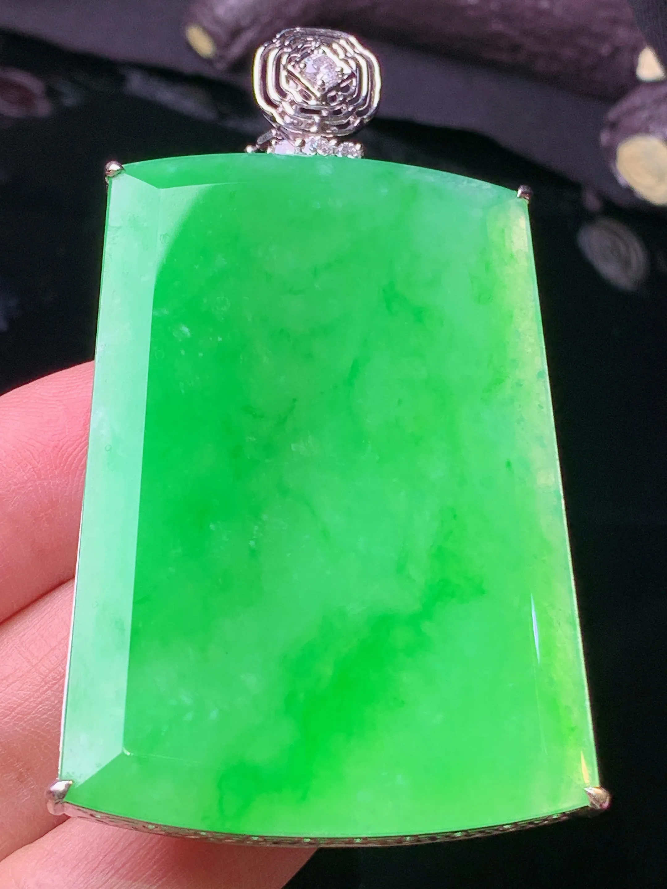 18k金钻镶嵌翠绿无事牌吊坠 玉质细腻 水润亮眼 色泽艳丽 整体尺寸66.5*36.8*8.5