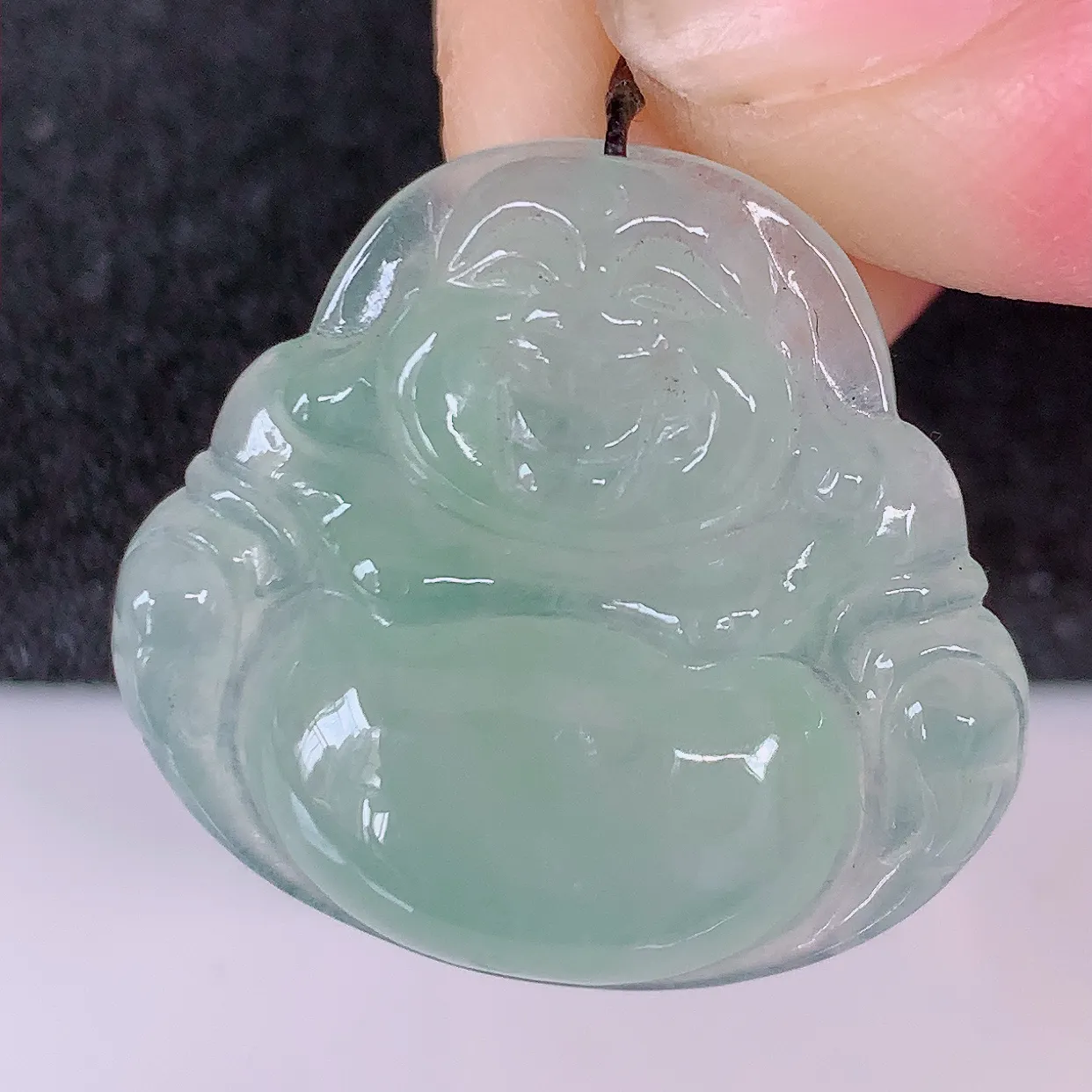 自然光实拍，冰种淡绿翡翠佛公吊坠，笑口常开，佛公在心中，一生平安幸福，冰透，佛公翠色迷人，佩戴佳品！