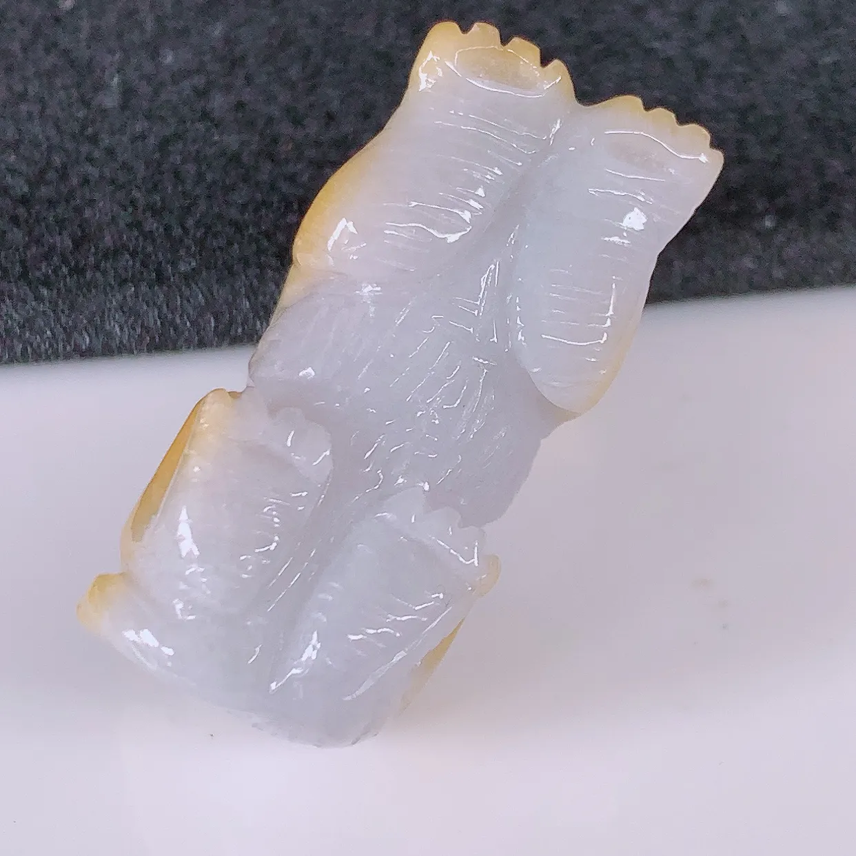 自然光实拍，冰润黄翡双彩翡翠生肖狗吊坠，种老水足，雕工精湛 ，寓意美好，佩戴时尚出众！#41.13