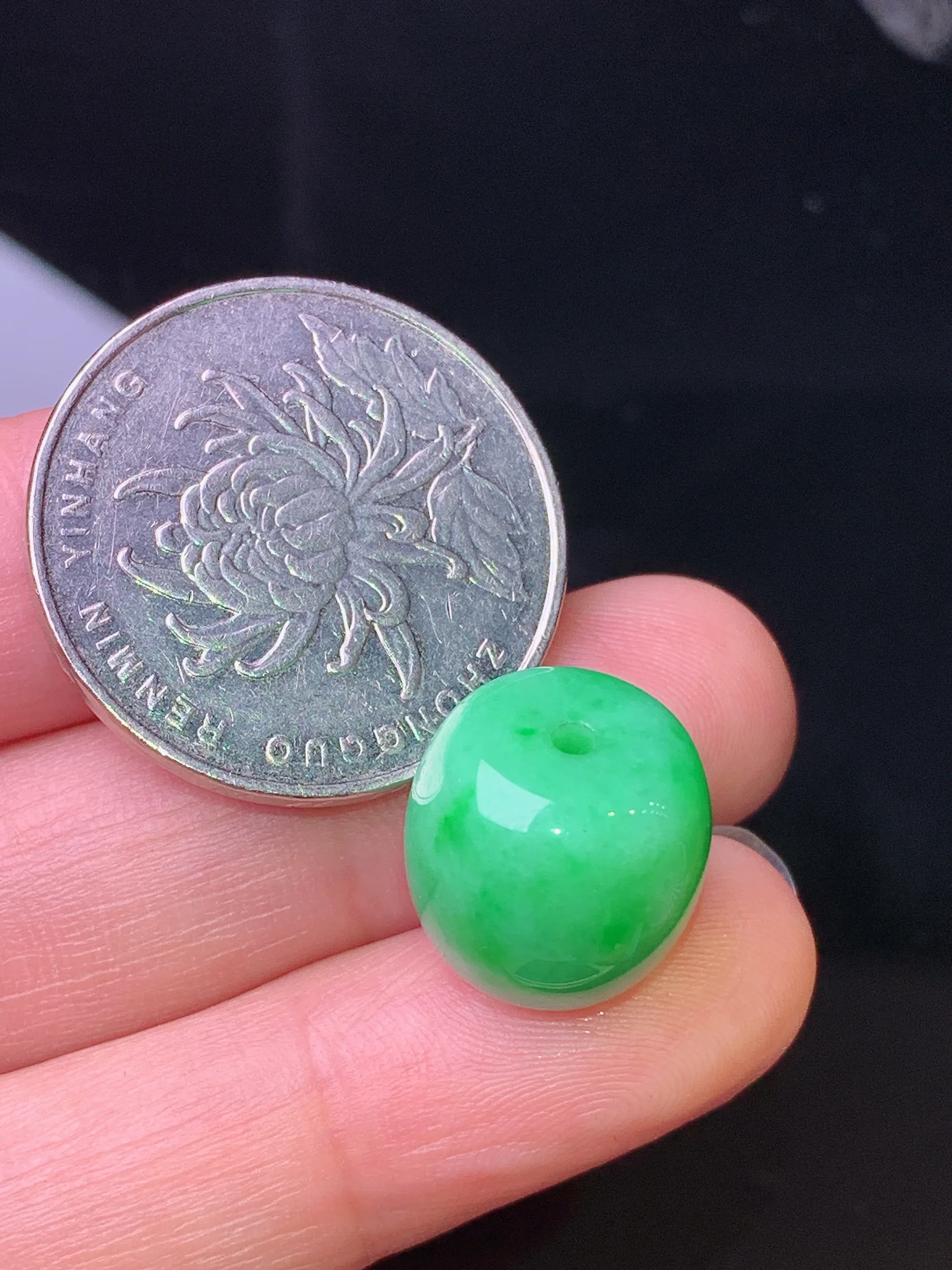 翠绿路路通吊坠 玉质细腻 水润亮眼 色泽艳丽 整体尺寸13.2*13.2*12.3