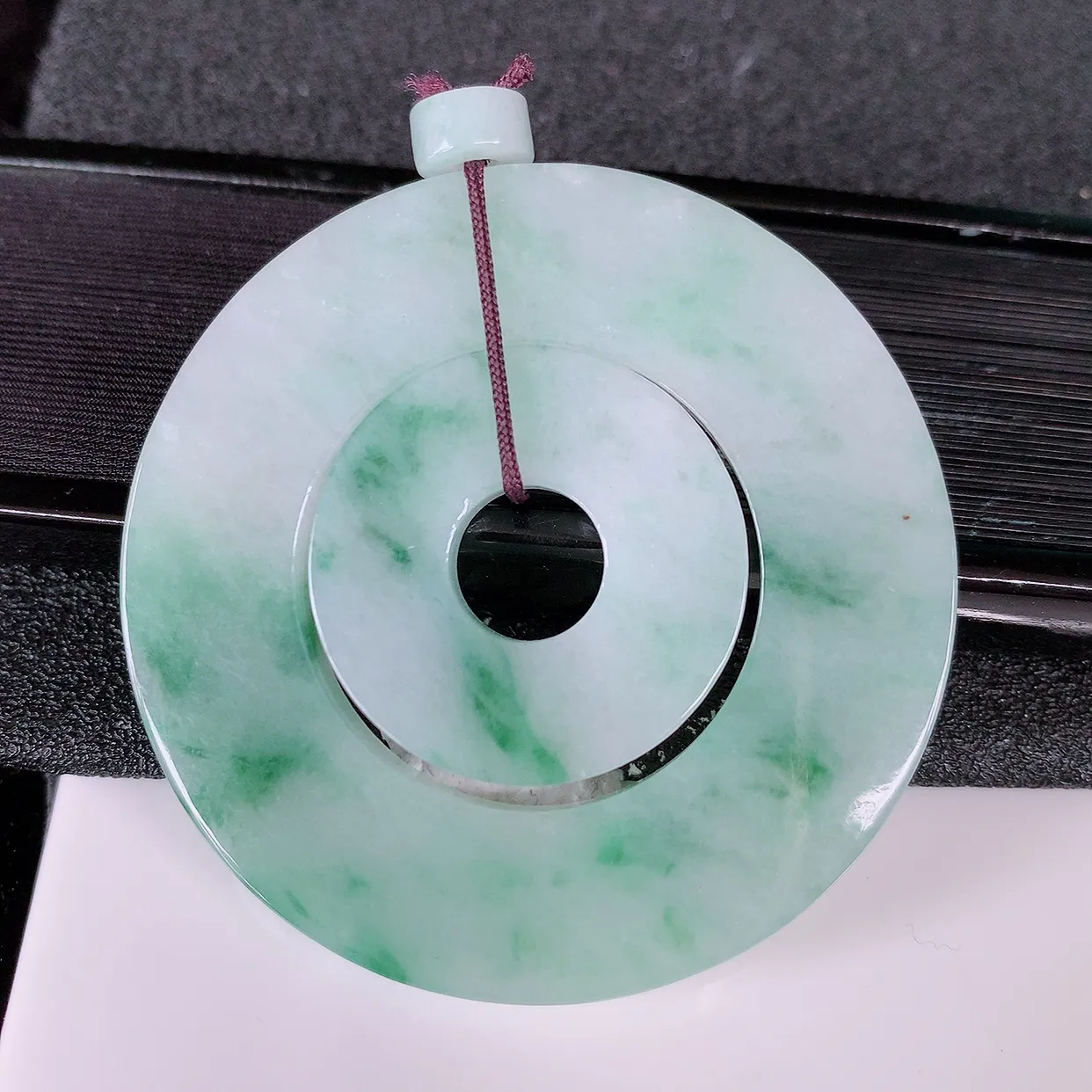 自然光实拍，冰润飘花翡翠平安母子扣吊坠，种老水足，雕工精湛 ，寓意美好，佩戴时尚出众！#85.13