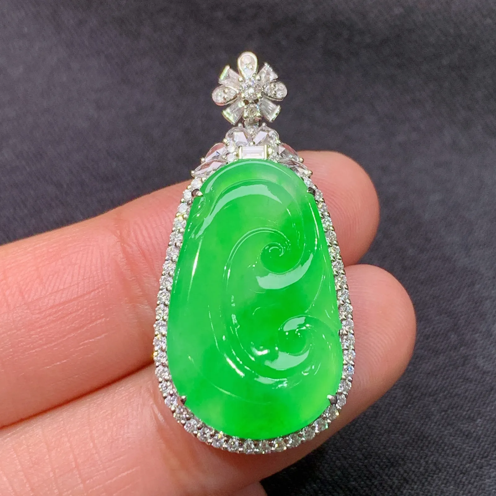 冰阳绿如意吊坠，18k金镶嵌，色泽鲜阳，冰润细腻，种水足，Di 尺寸33.9*16.6*5.6