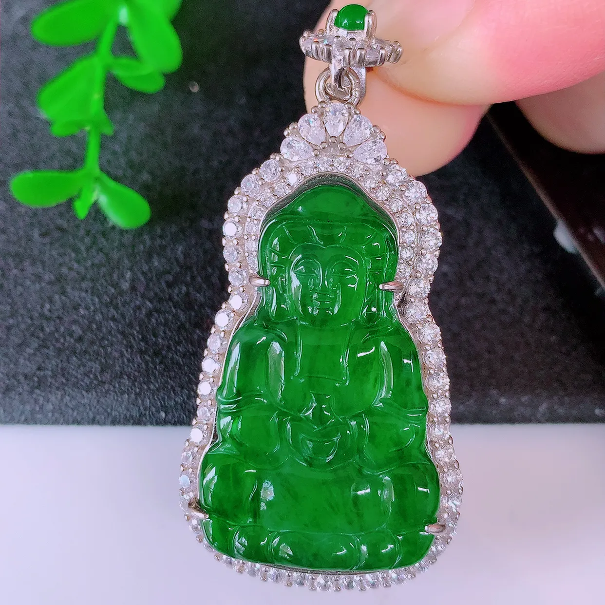 冰透满绿翡翠925银镶嵌观音菩萨吊坠，自然光实拍，翠色灵动，颜色漂亮，种老水足，品相佳，佩戴佳品！#98.13整体51.5*25.5*8.8裸石33.5*20.5