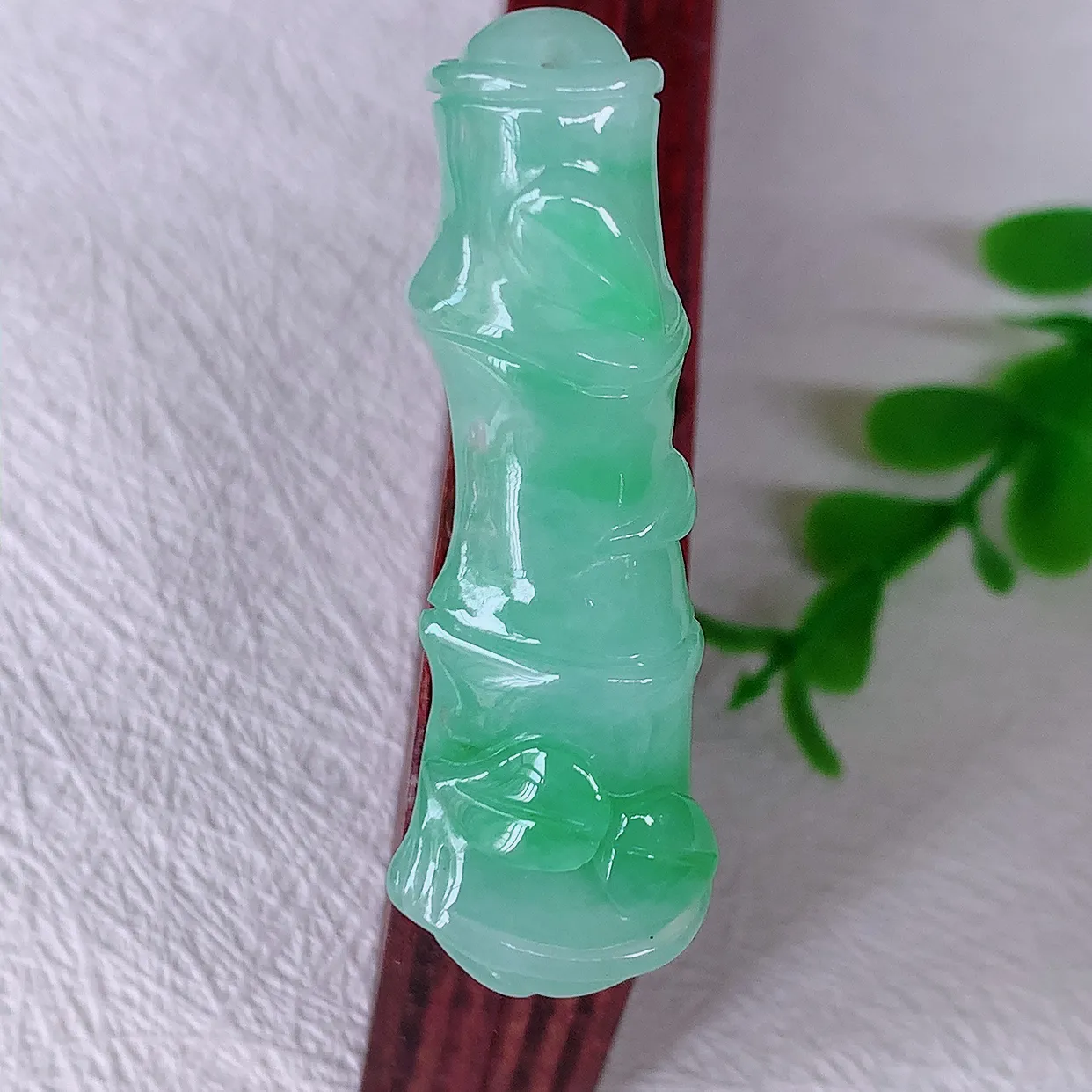 自然光实拍，冰飘绿翡翠竹节吊坠。竹节寓意“节节高，官运亨通，前程似锦，水润莹泽，清秀高雅，佩戴精美！