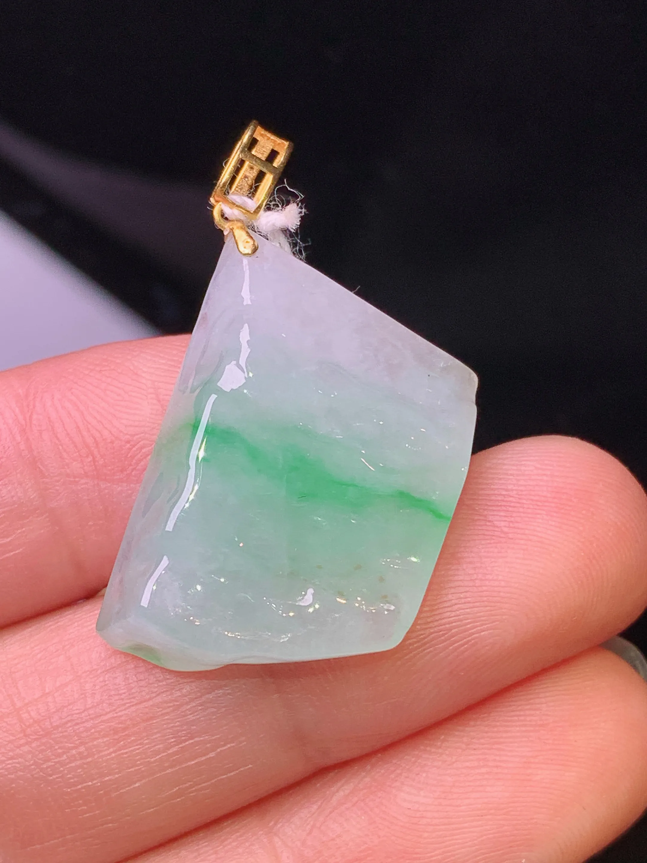 18k金镶嵌飘绿随形吊坠 玉质细腻 水润亮眼 色泽艳丽 整体尺寸31.6*16.8*5.7