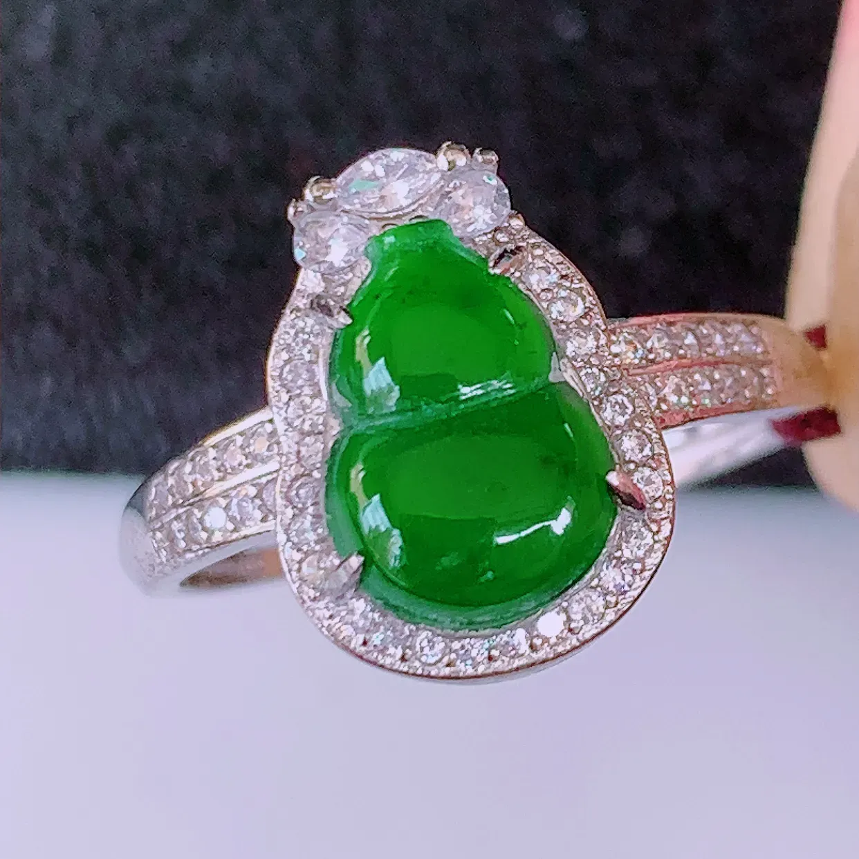 冰透满绿翡翠925银镶嵌戒指，自然光实拍，翠色灵动，颜色漂亮，种老水足，品相佳，佩戴佳品！#98.13整体23.5-17.5-5.6裸石10*7