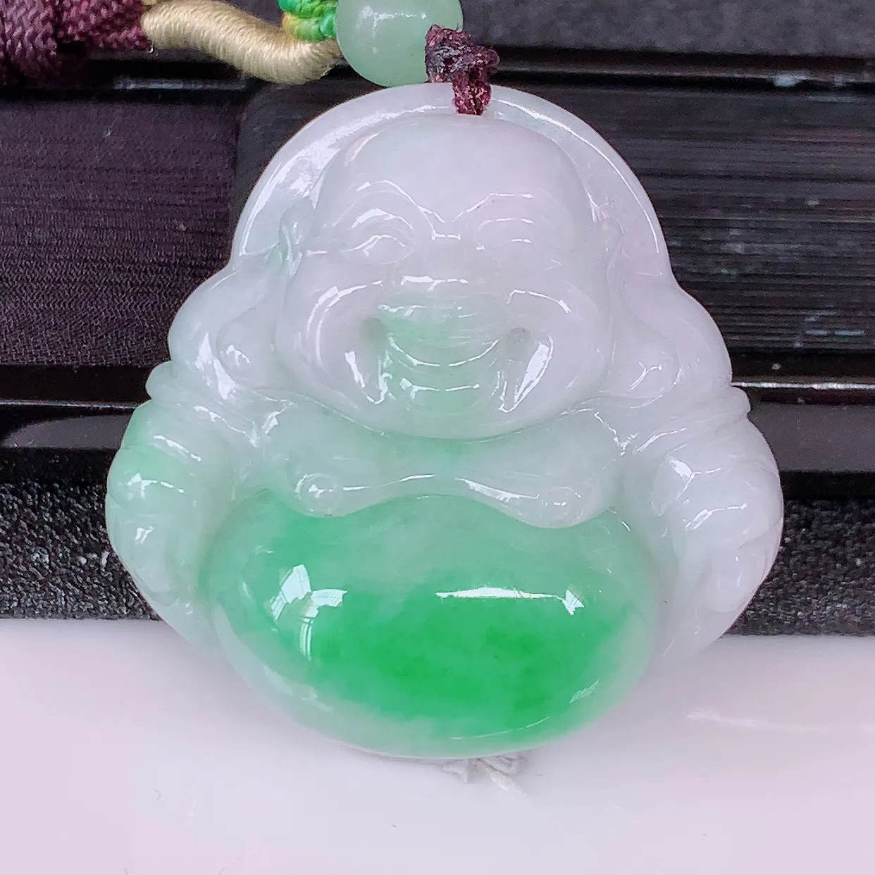 自然光实拍，大件厚装冰润飘绿翡翠佛公吊坠，开心笑佛，种老水足，颜色漂亮，立体饱满圆润，佩戴效果赞#46.13