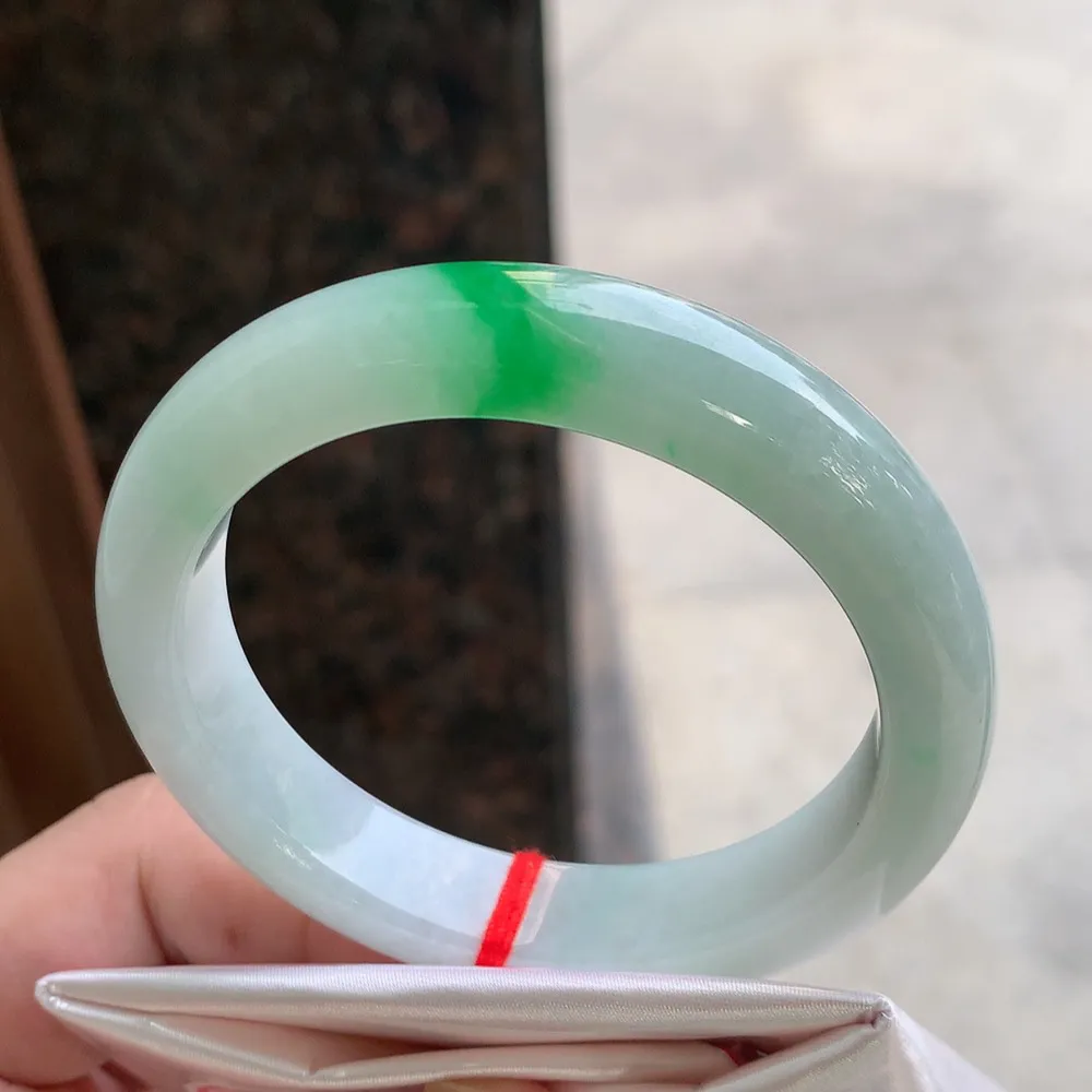 正圈冰糯阳绿 无瑕 尺寸:55.2/12.1/8.5 色好